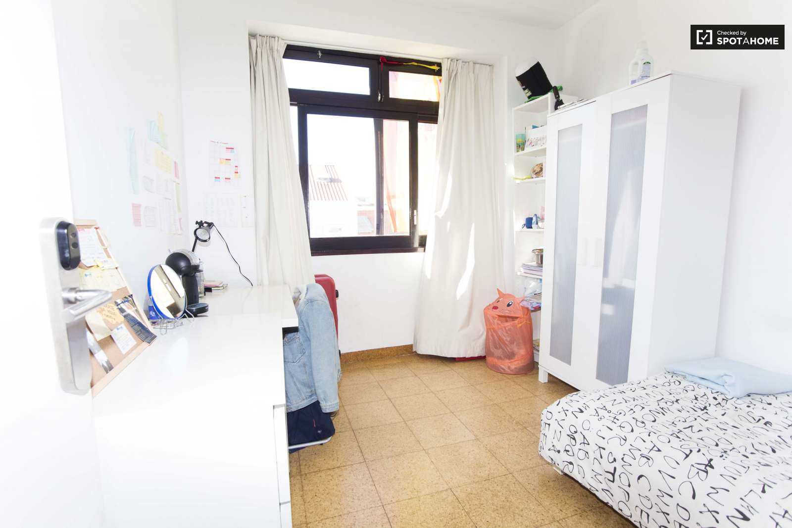 Single Bed in Furnished rooms for rent in super cool shared students residence in Avenidas Nova