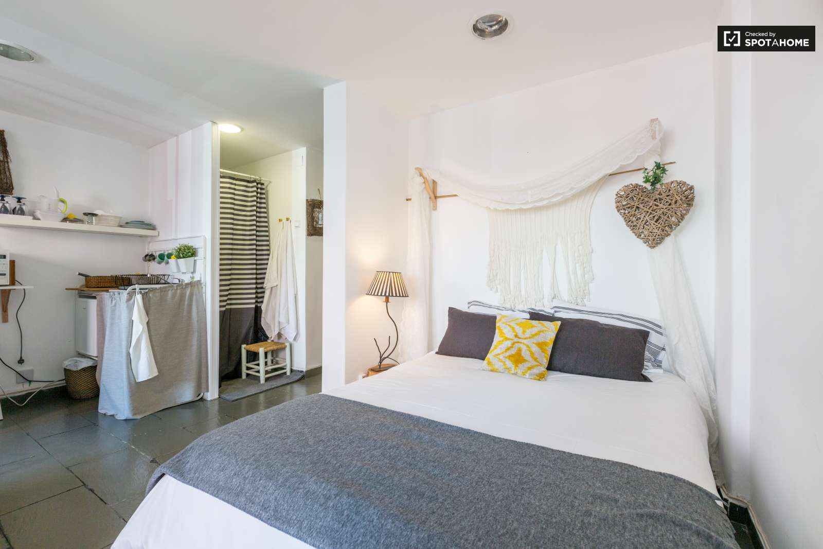 Beauty and Sunny Apartment For Rent In Lisbon