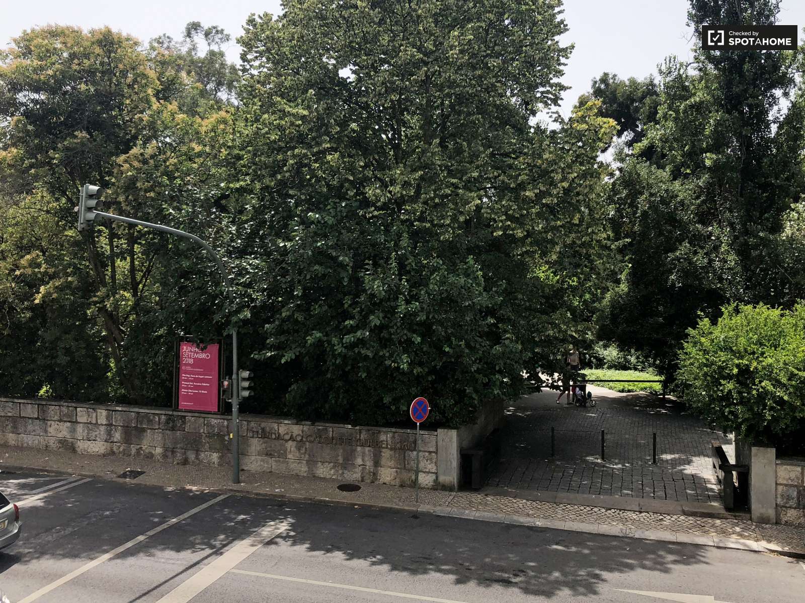 Single Bed in Furnished rooms for rent in super cool shared students residence in Avenidas Nova