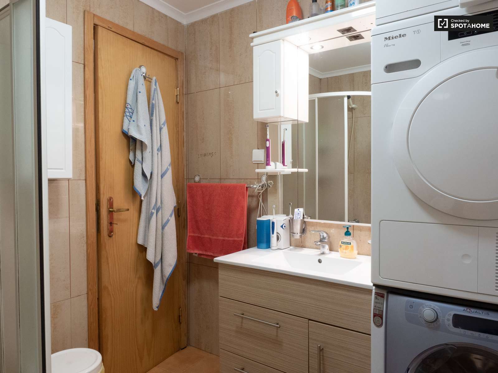 Single Bed in Rooms for rent in 3-bedroom apartment in Santa Maria Maior