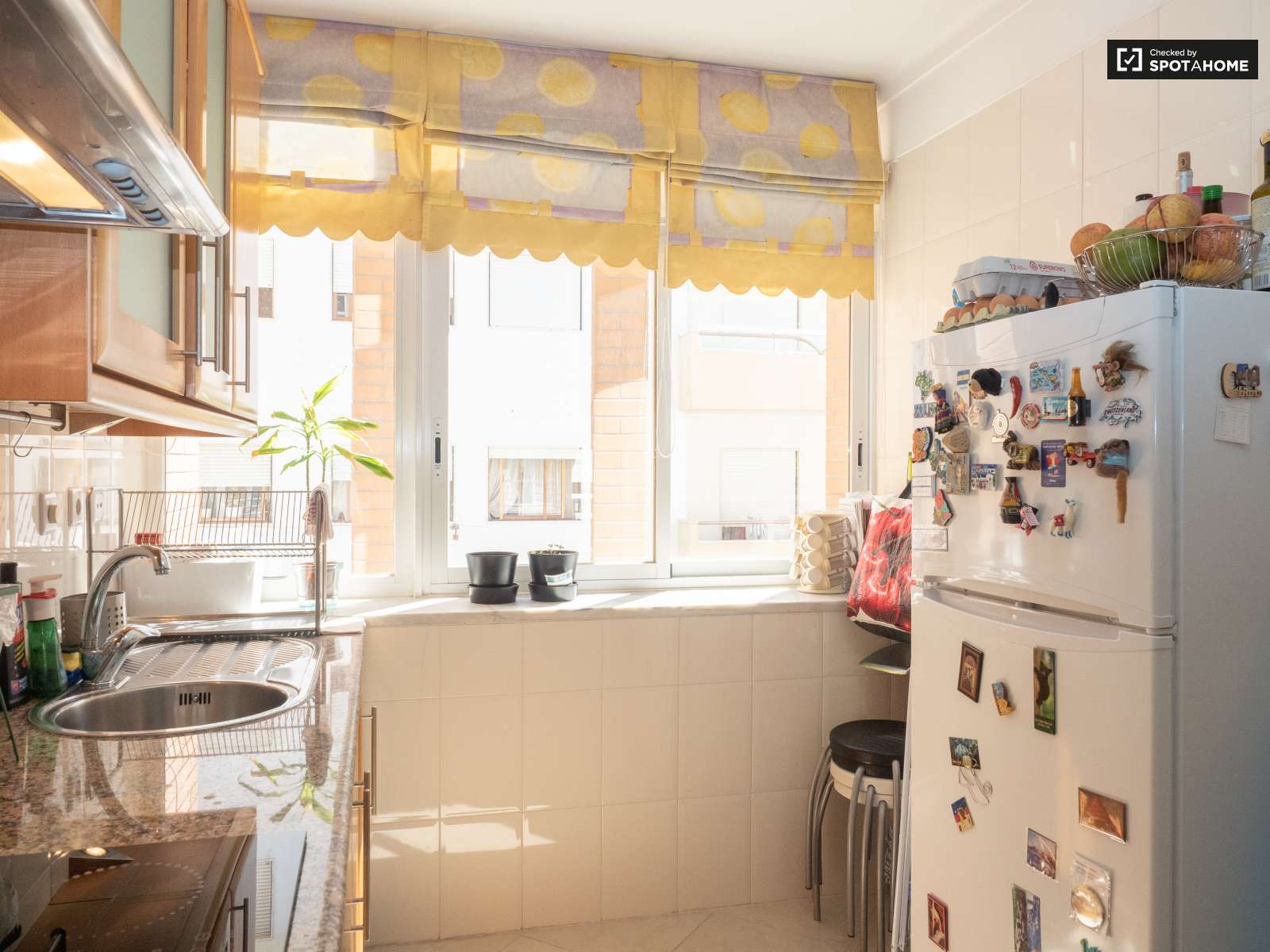 Single Bed in Sunny rooms for rent in flatshare near beach in Costa da Caparica