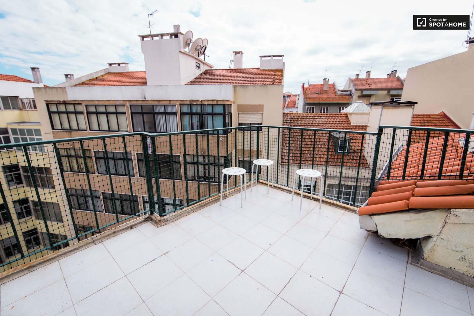 Single Bed in Rooms for rent in 6-bedroom apartment in Alcântara