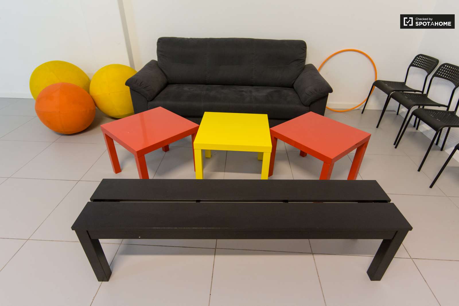 Double bed in En-suite rooms for rent in large residence in Alvalade