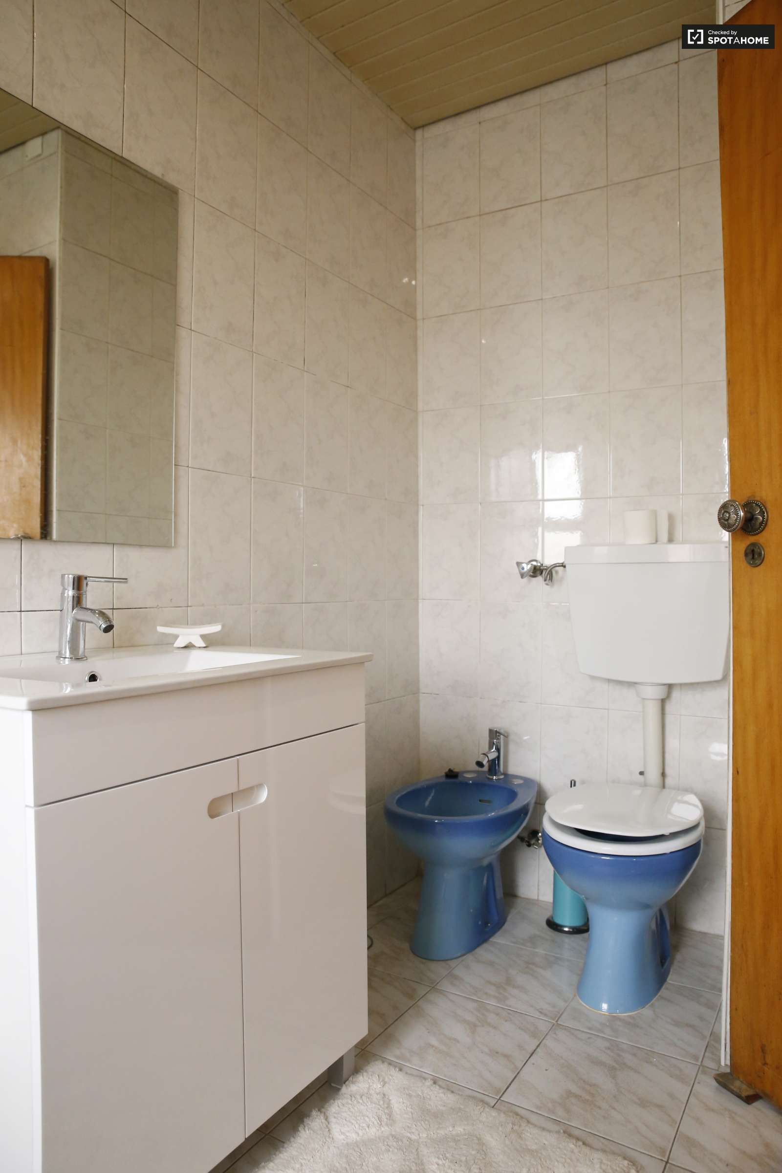 Double bed in Rooms for rent in 2-bedroom apartment in Alameda