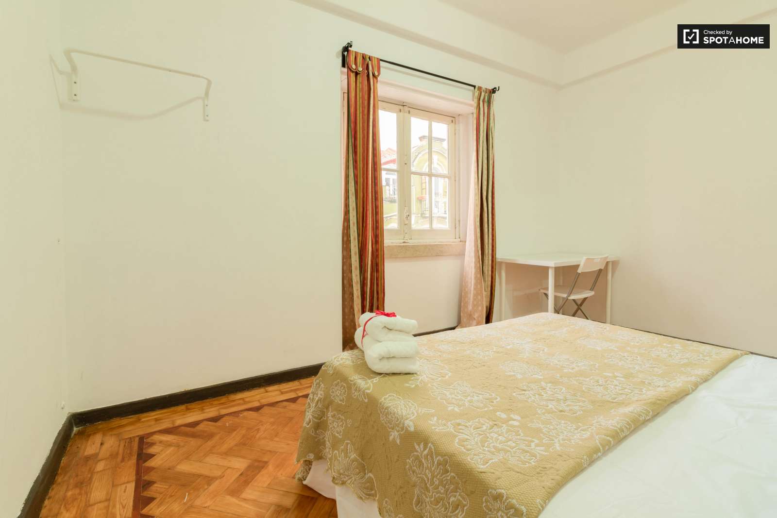 Double bed in Rooms for rent in spacious 5-bedroom apartment in Arroios