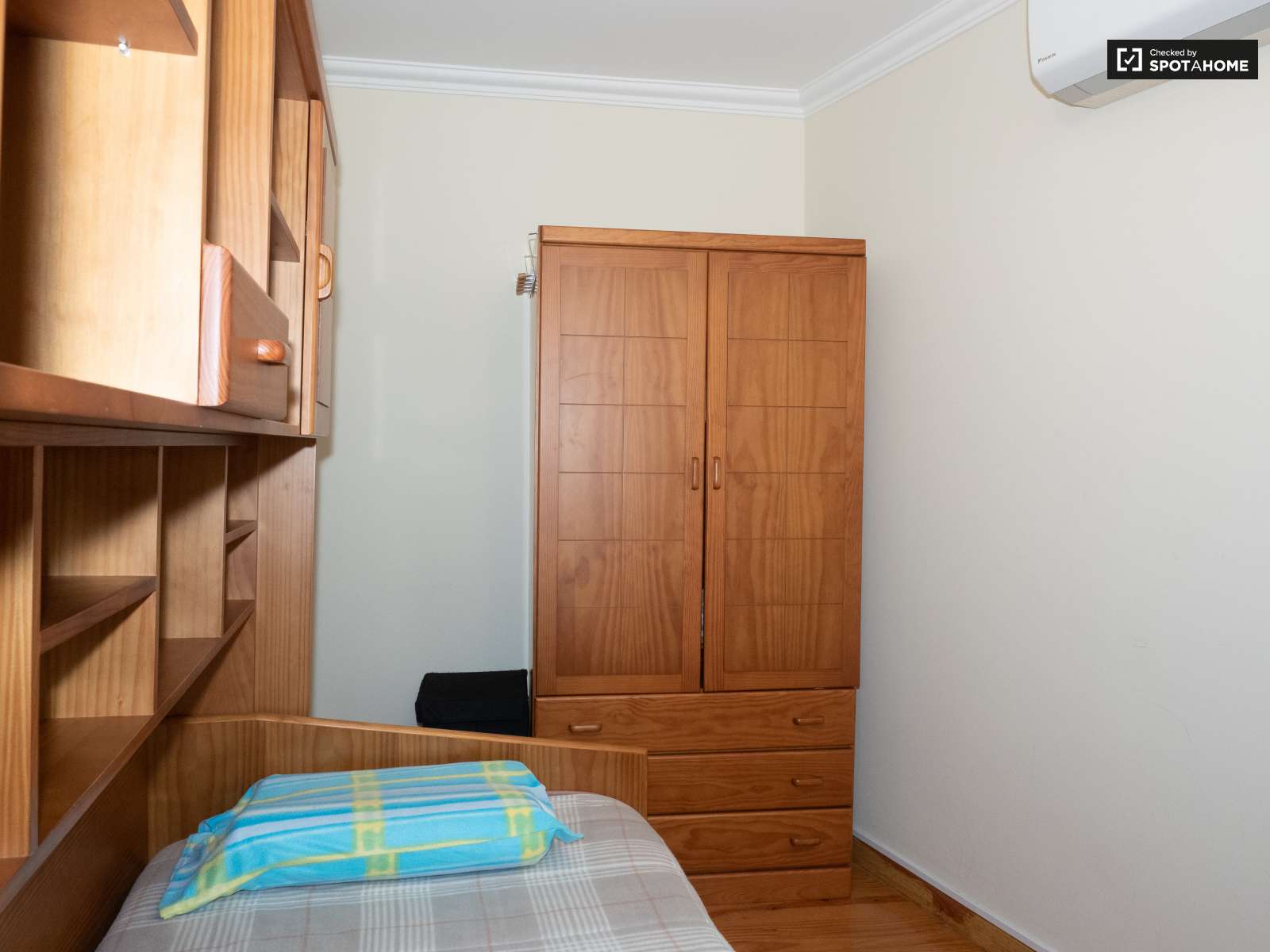 Single Bed in Rooms for rent in 3-bedroom apartment in Santa Maria Maior