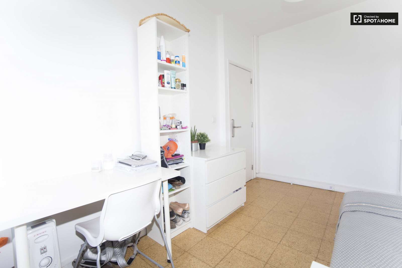 Single Bed in Furnished rooms for rent in super cool shared students residence in Avenidas Nova