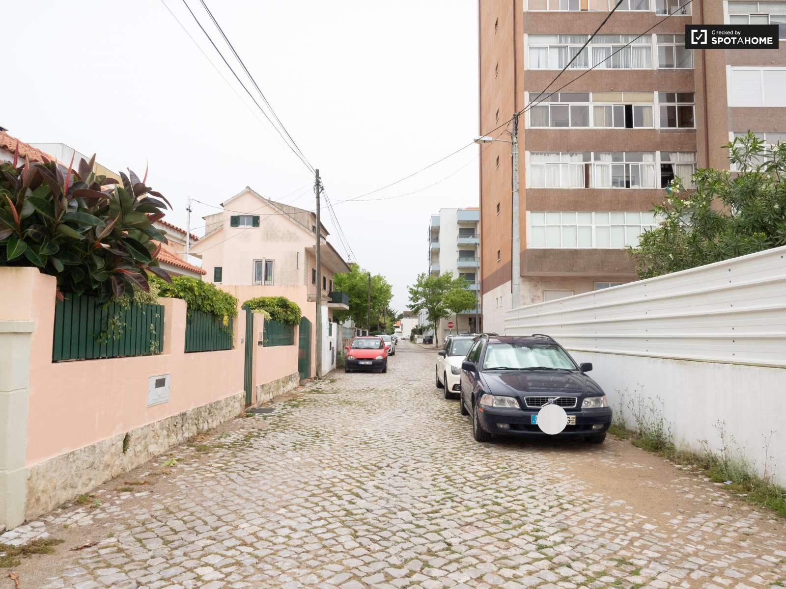 Double bed in Rooms to rent in spacious 6-bedroom house in Caparica, Lisbon