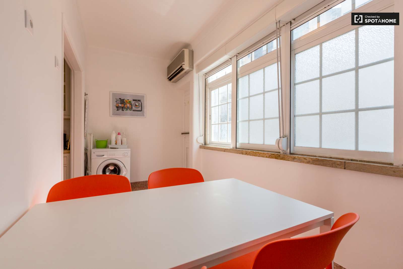 ROOM NEXT TO THE BEACH, CAPARICA, LISBON