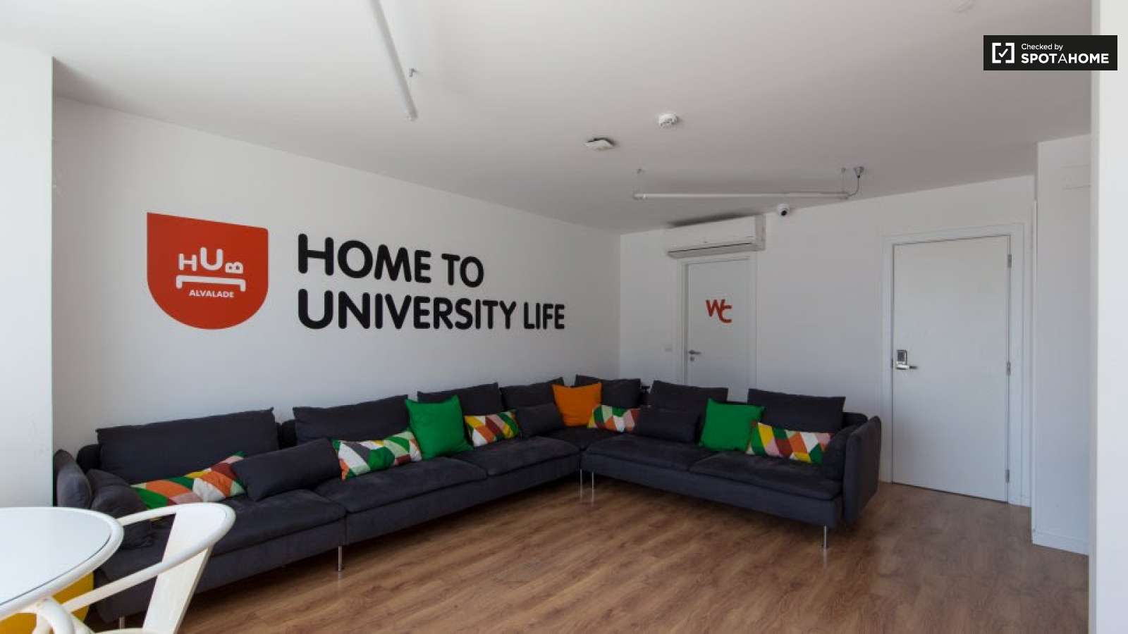 Double bed in Rooms for rent in 5-bedroom apartment near National Library of Portugal in Alvalade