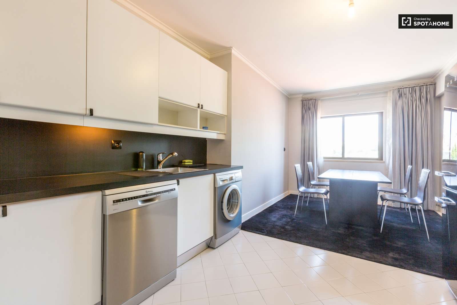 2-bedroom apartment with balcony for rent in São Domingos de Benfica