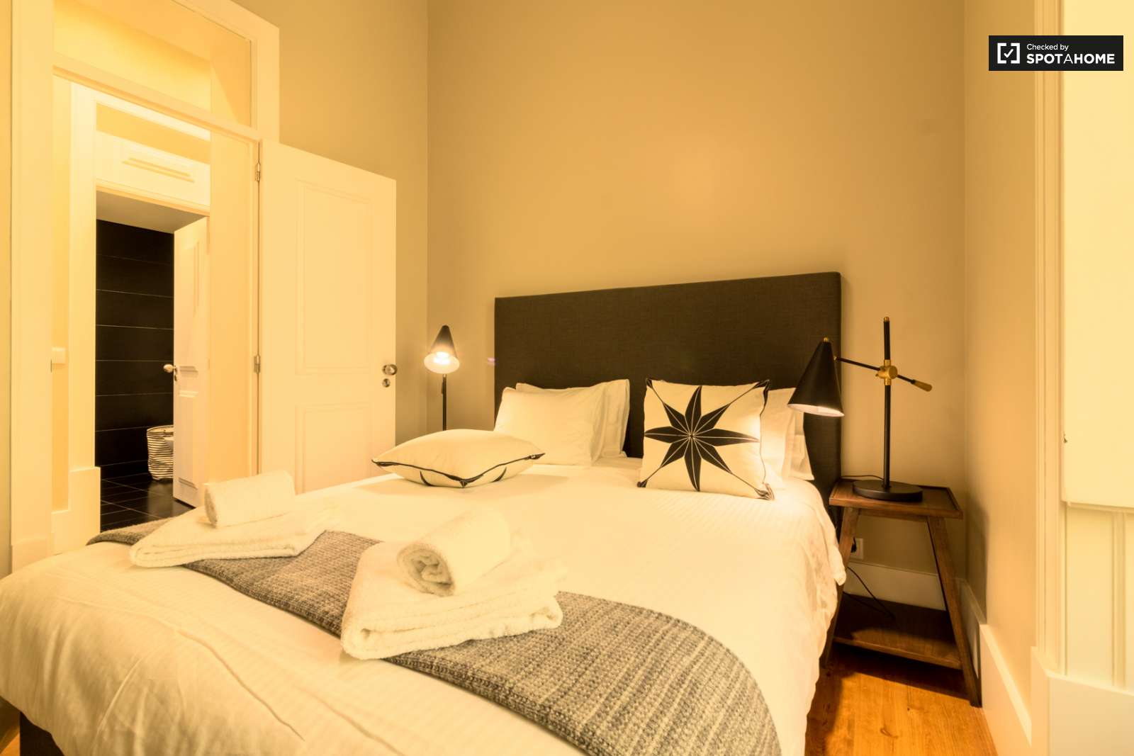 Sleek 2-bedroom apartment with balconies and AC for rent in Cais do Sodré