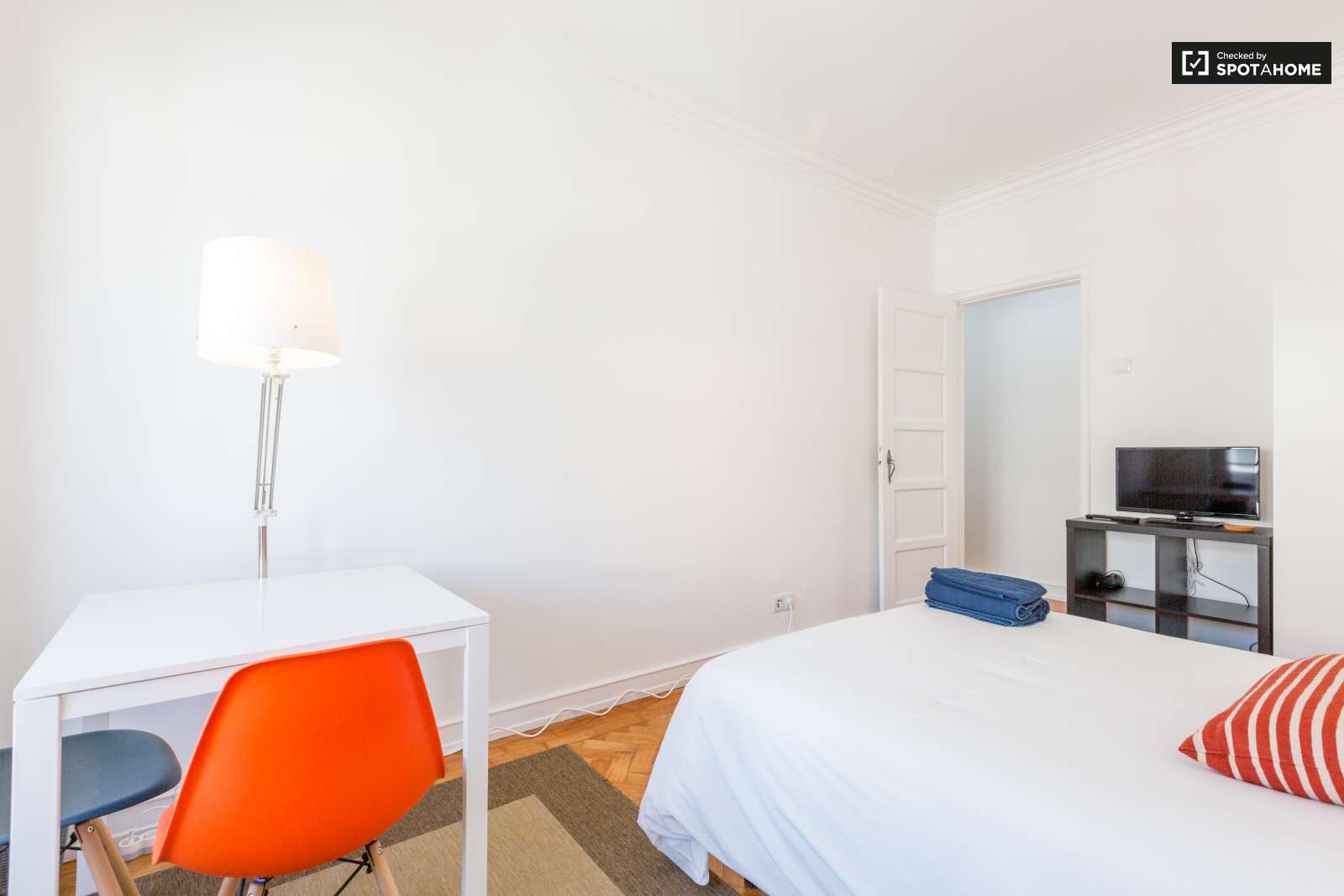 ROOM NEXT TO THE BEACH, CAPARICA, LISBON