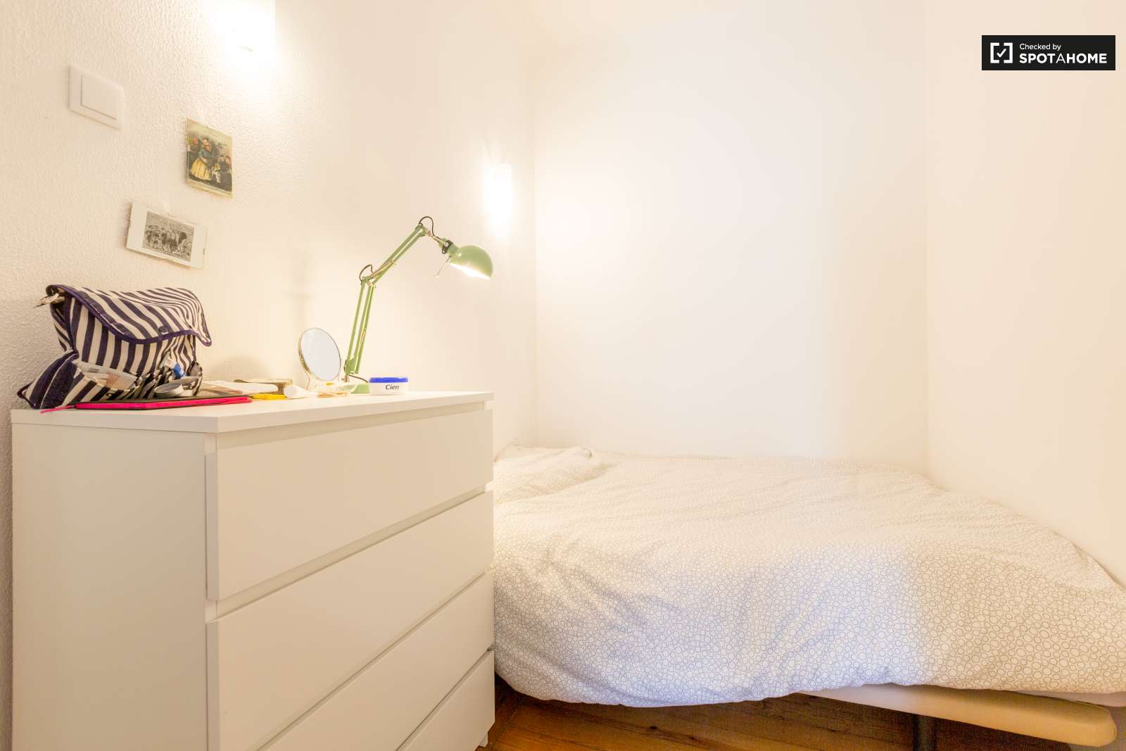 Double bed in Rooms for rent in beautiful 6-bedroom apartment near Roma-Areeiro train station
