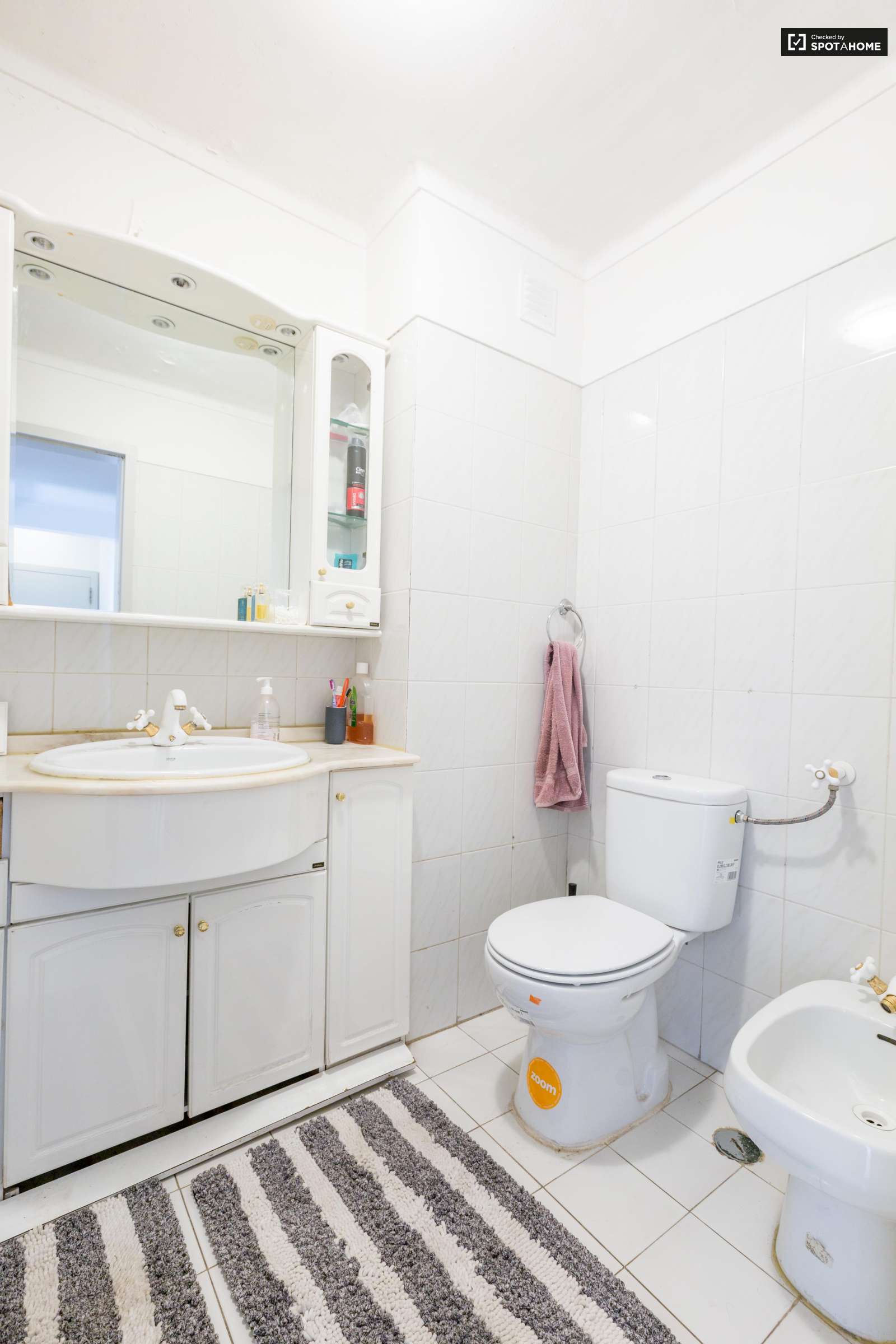 Single Bed in Rooms and beds to rent in 4-bedroom apartment near Bela Vista Park in Marvila