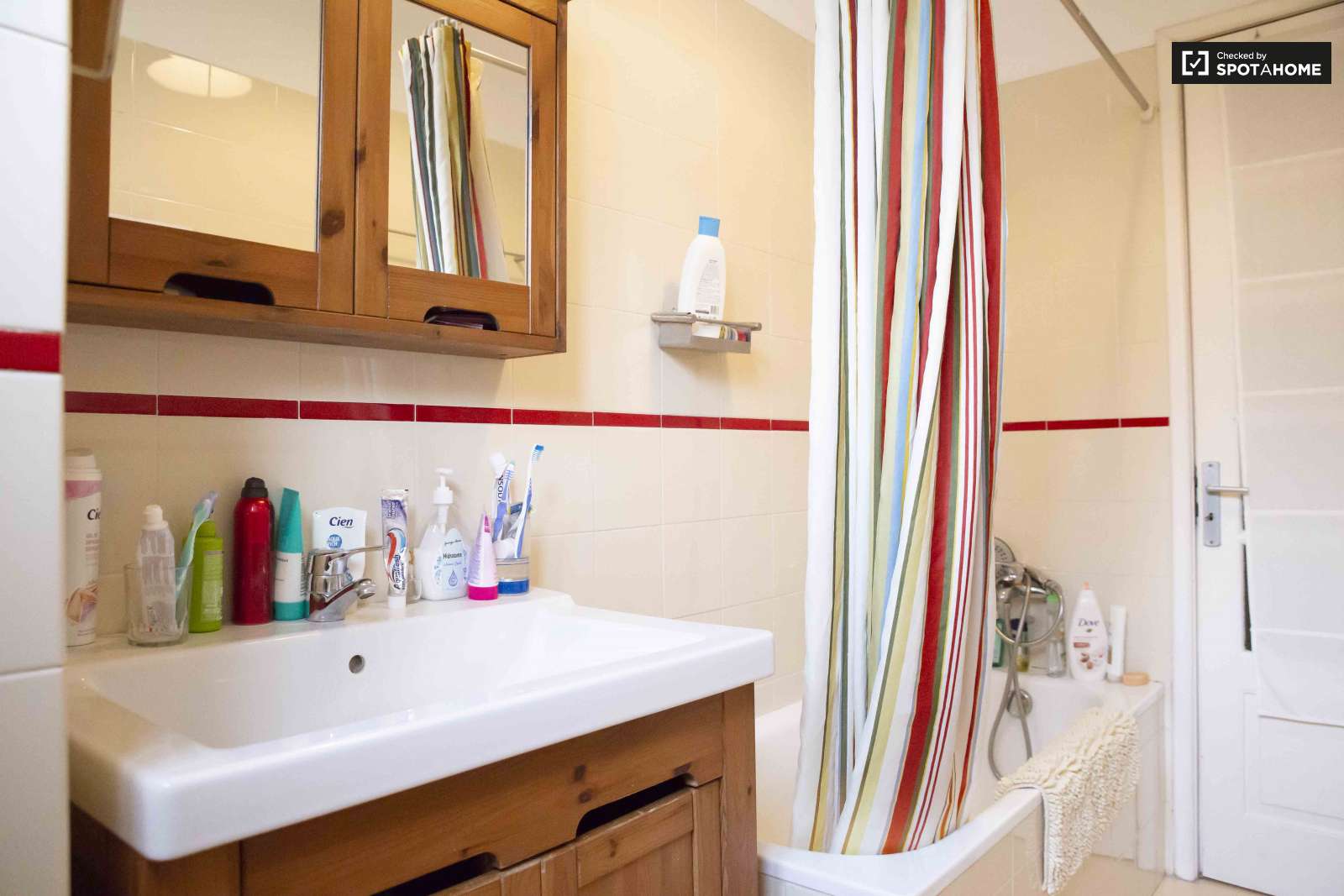 Double bed in Rooms for rent in sunny 3-bedroom apartment in São Domingos de Benfica