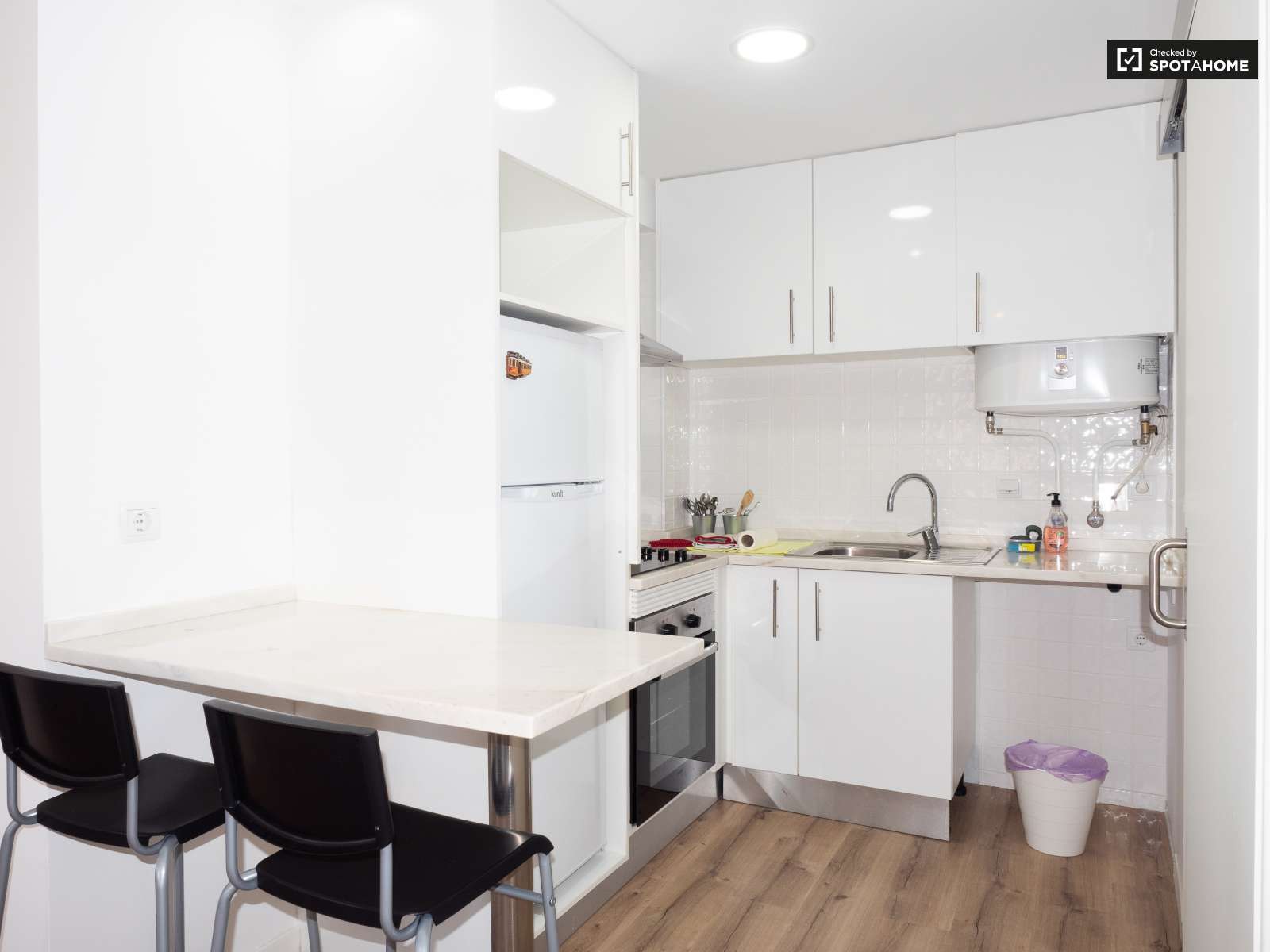 Bright studio apartment for rent in Ajuda