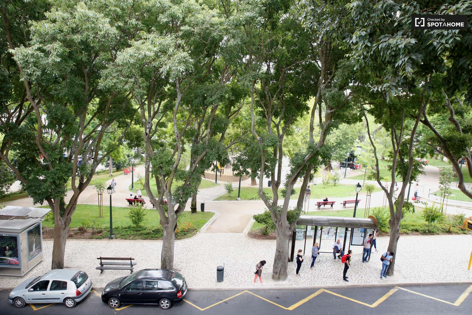 Double bed in Charming rooms for rent in modern 4-bedroom apartment in Alcântara