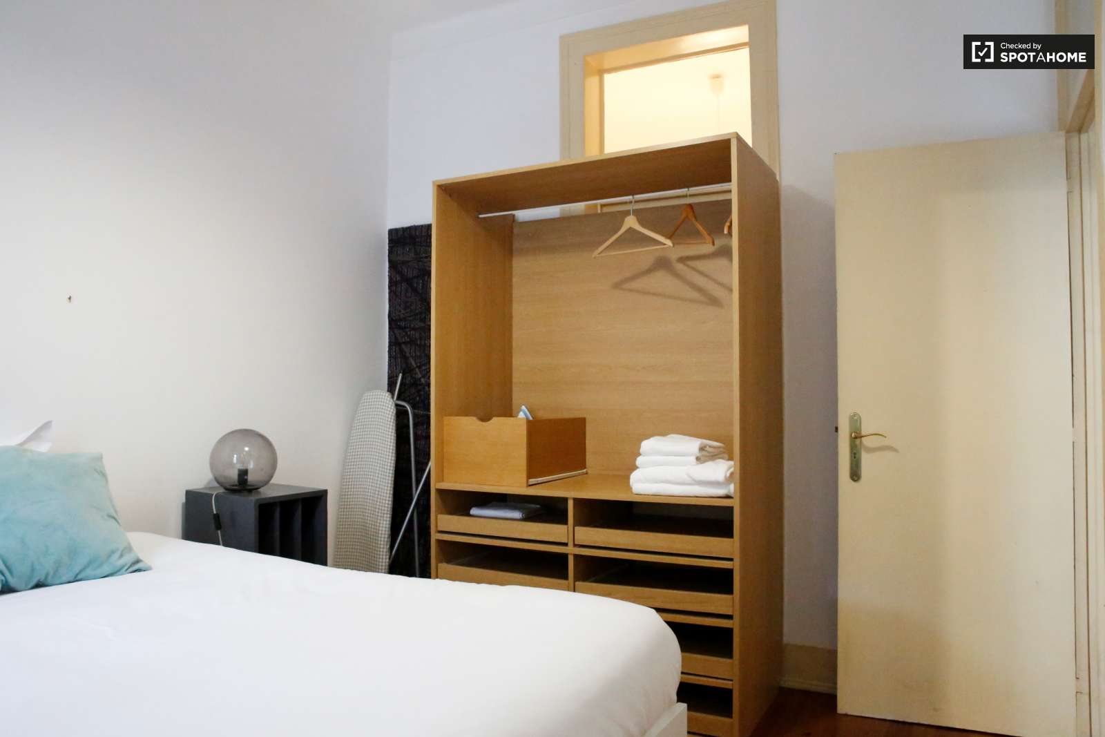 Excellent 3-bedroom apartment for rent near Feira da Ladra in Graça