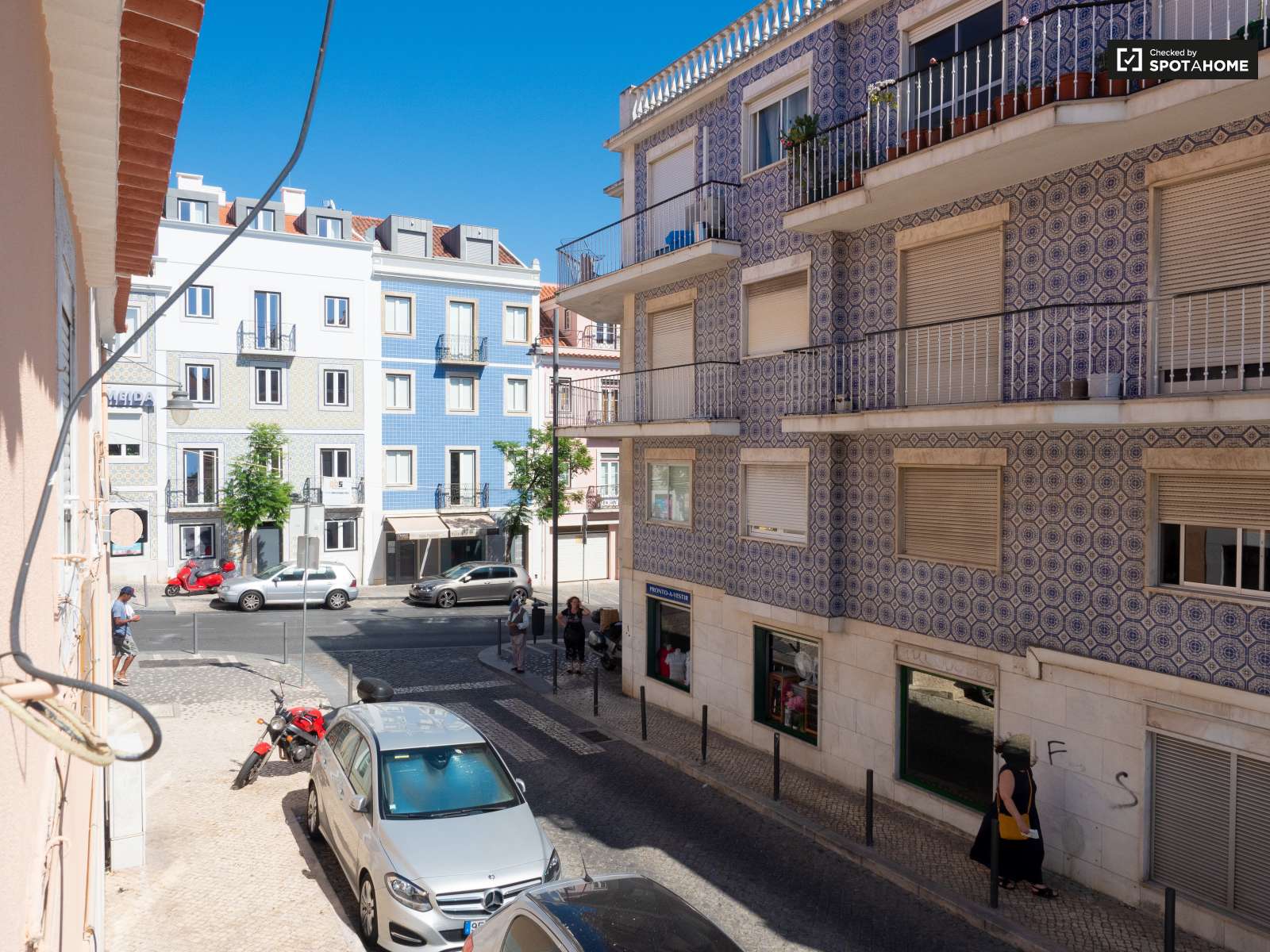 Bright studio apartment for rent in Ajuda