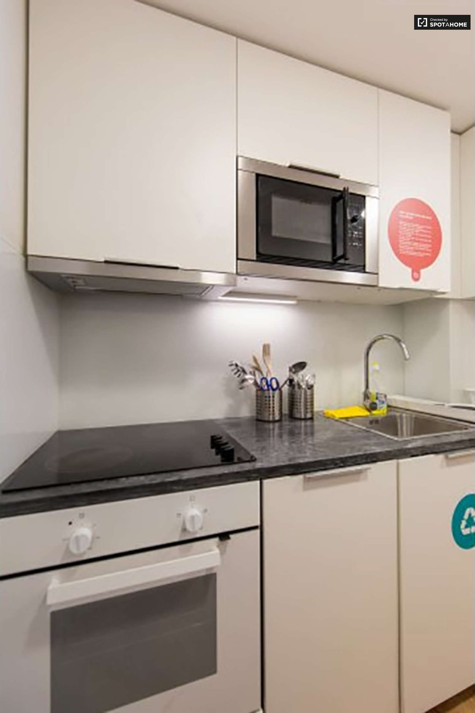 Double bed in Rooms for rent in 5-bedroom apartment near National Library of Portugal in Alvalade