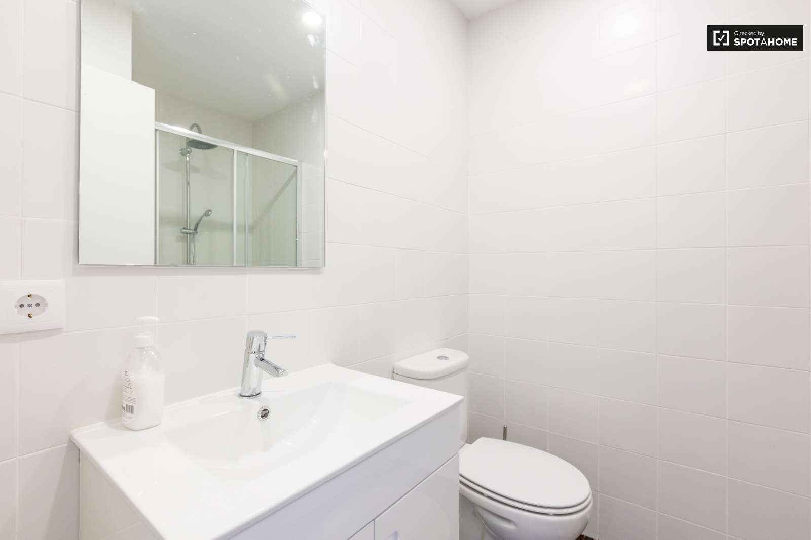 Nicely renovated studio apartment for rent in Anjos