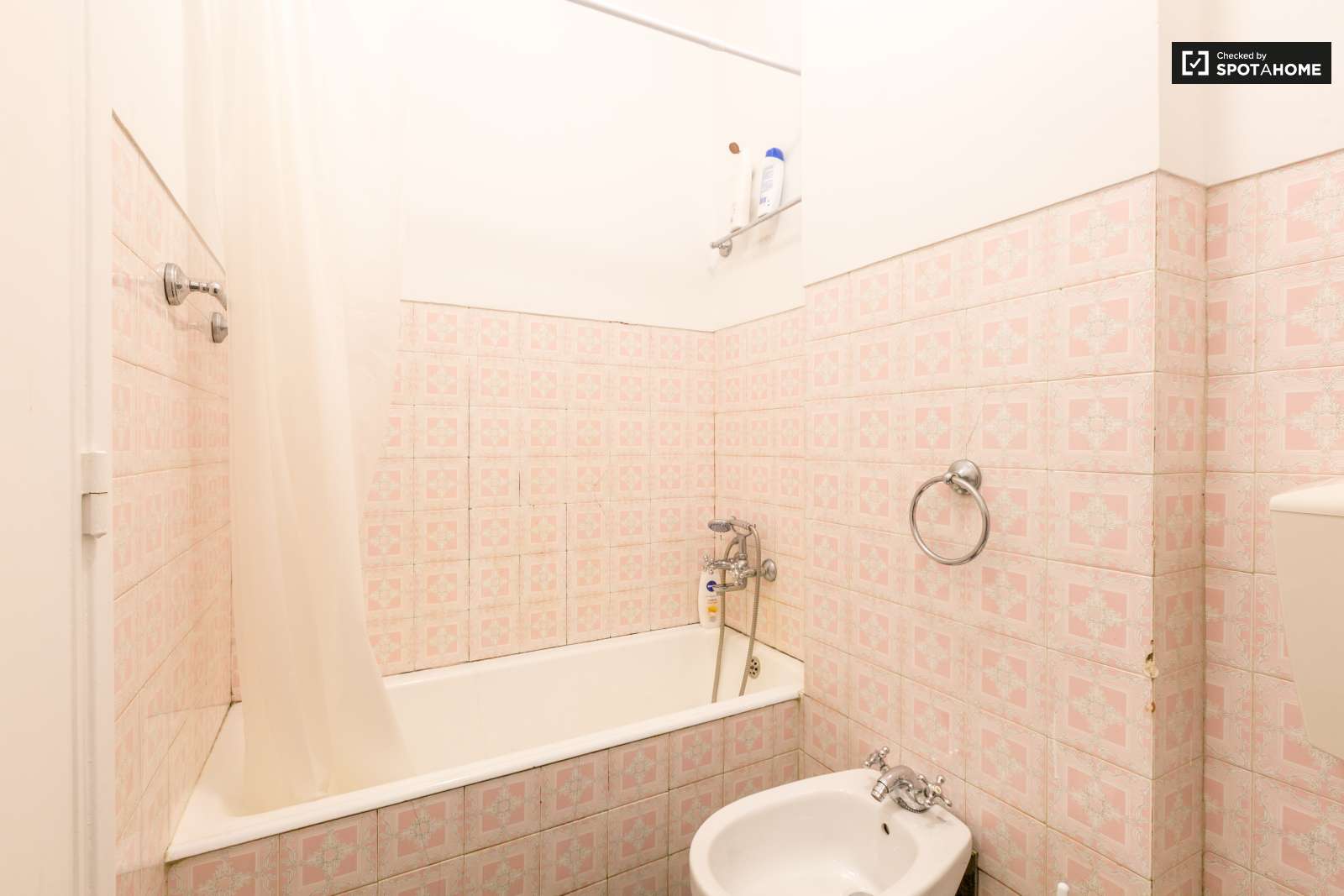 Large and Confortable Room for Rent in Cacém near Lisbon