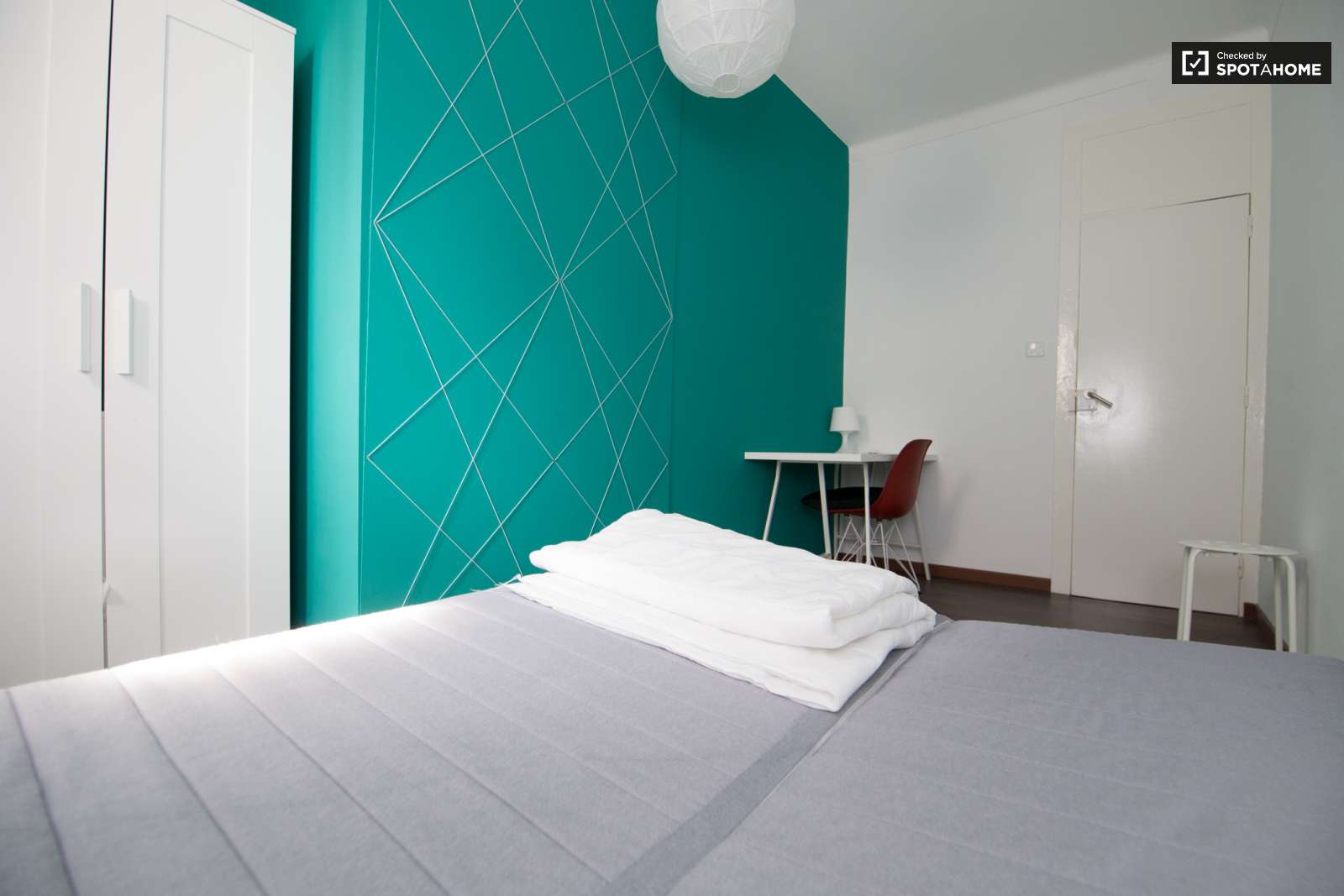 Single Bed in Rooms for rent in 6-bedroom apartment in Alcântara