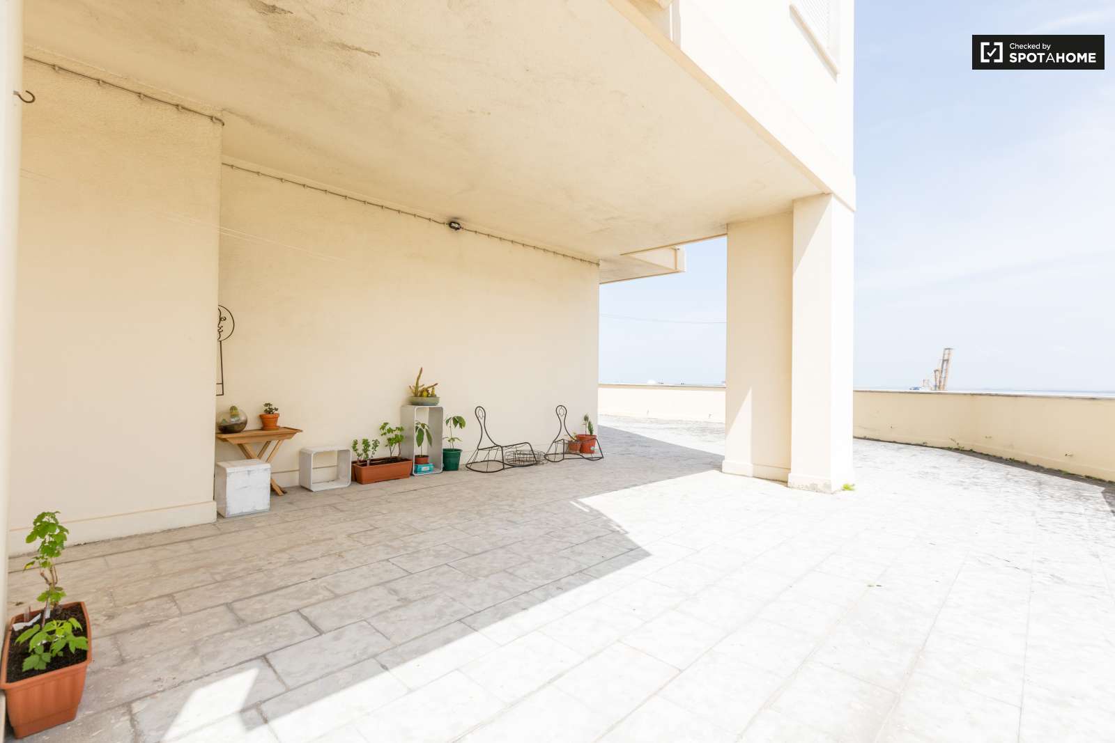 Single Bed in Room for rent in bright 2-bedroom apartment in São Jõao