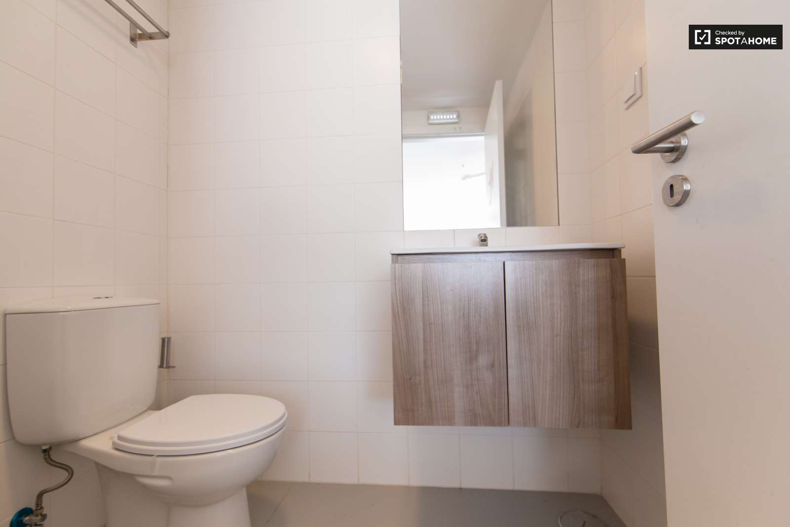 Double bed in En-suite rooms for rent in large residence in Alvalade