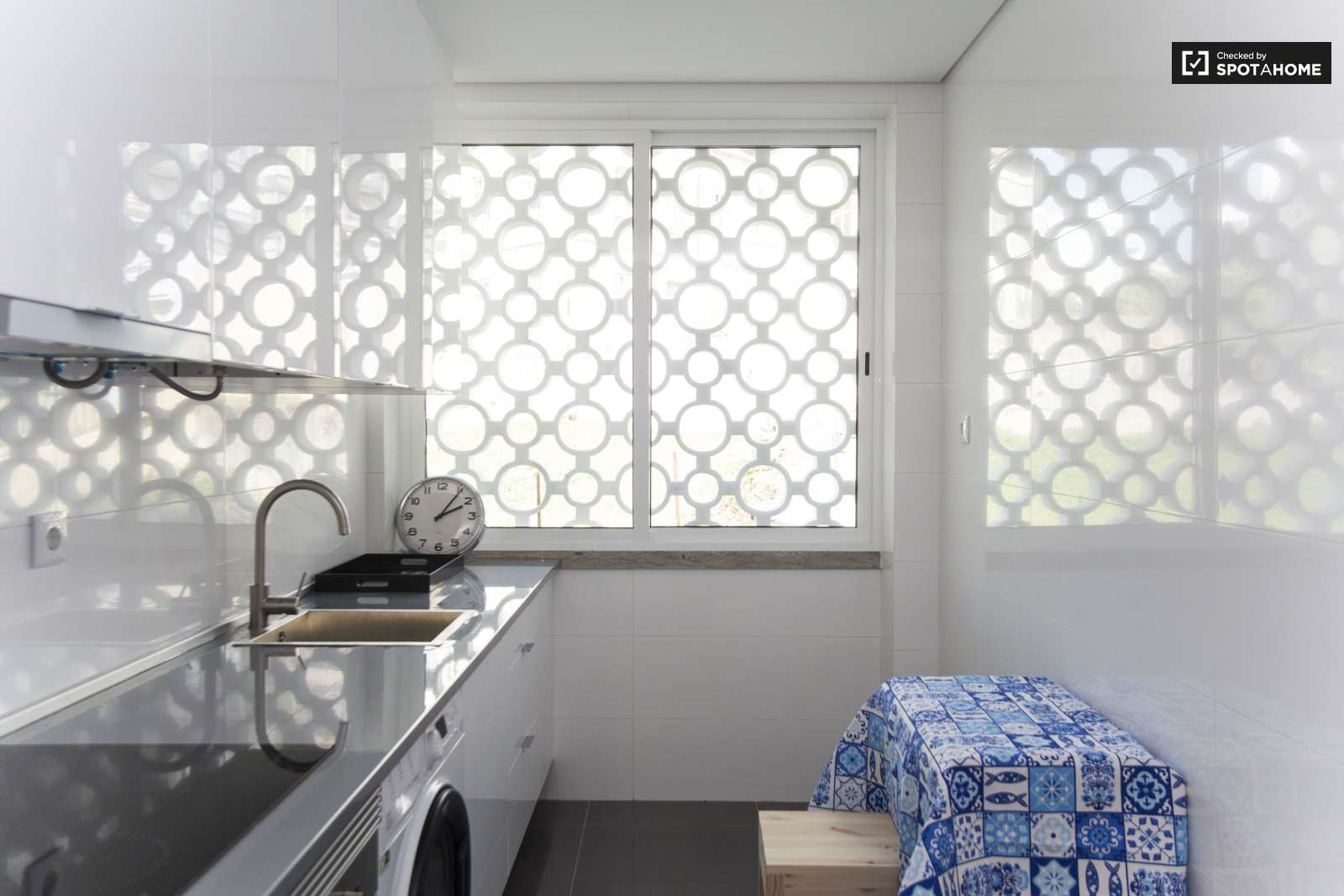 Single Bed in Bright rooms for rent in 4-bedroom apartment in Benfica