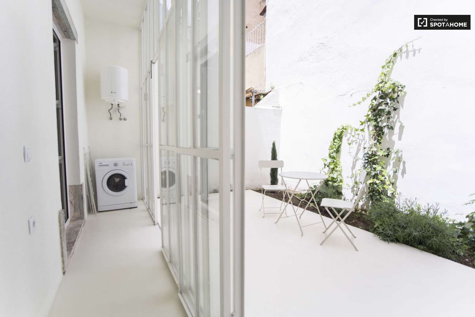 Cosy studio apartment with terrace for rent in Penha de França