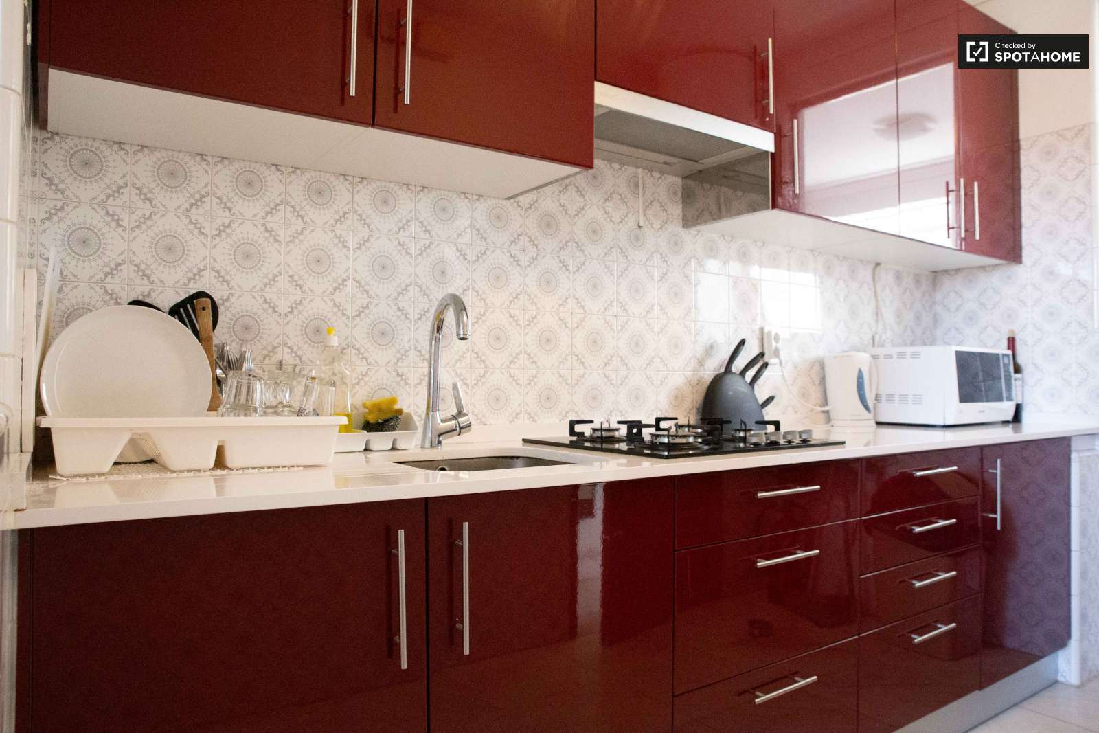 Double bed in Rooms for rent in charming 5-bedroom house in Estoril