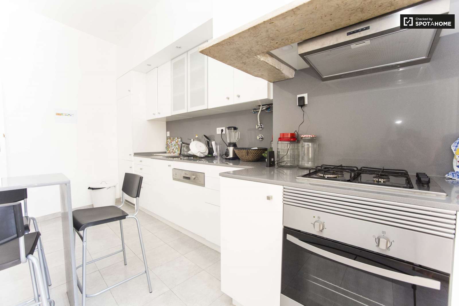 Double bed in Charming rooms for rent in modern 4-bedroom apartment in Alcântara