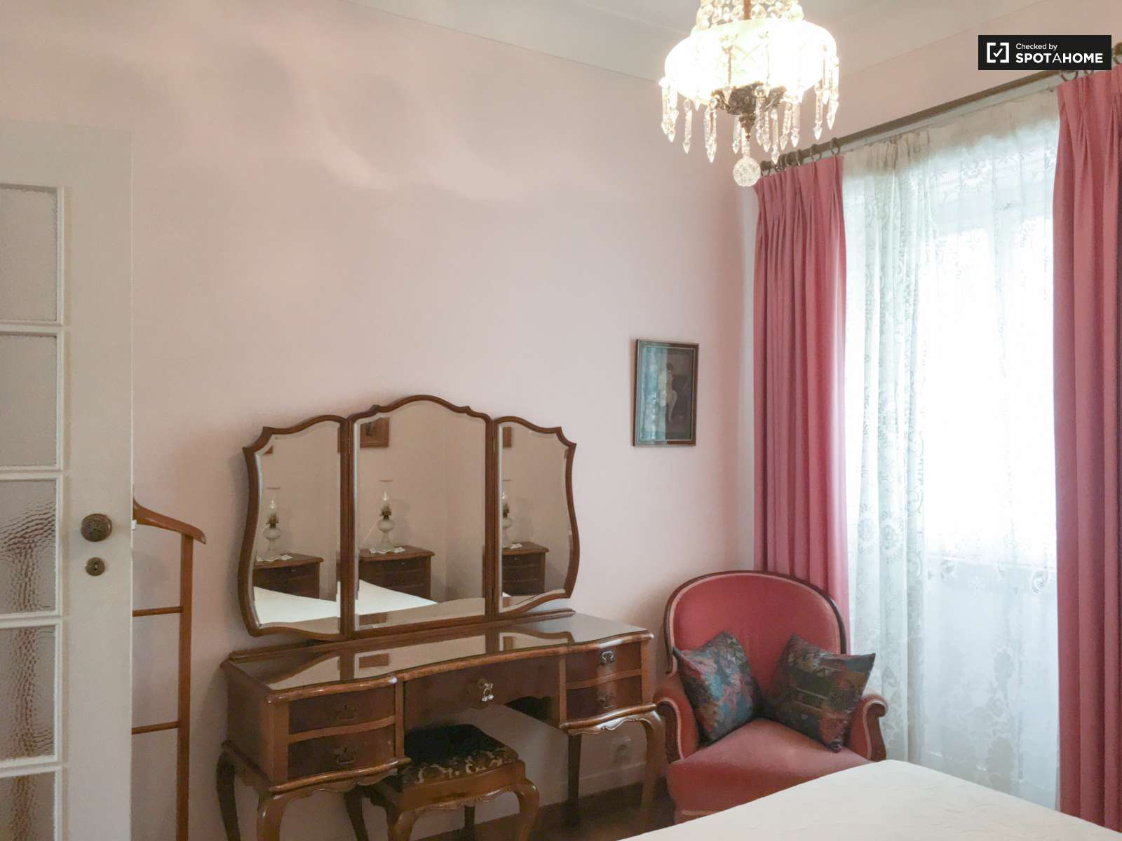 Spacious 3-bedroom apartment for rent in Areeiro