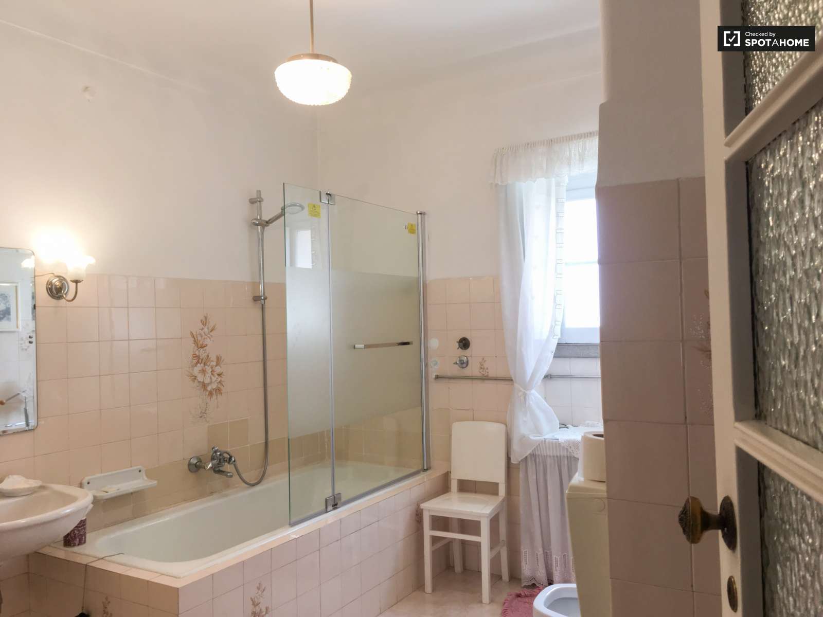 Spacious 3-bedroom apartment for rent in Areeiro