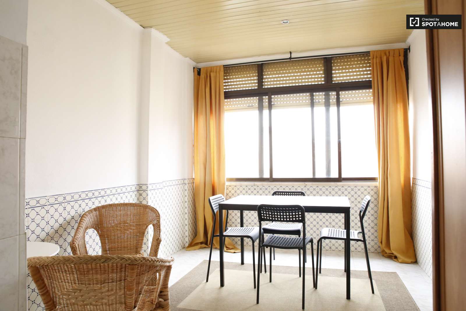 Double bed in Rooms for rent in 2-bedroom apartment in Alameda