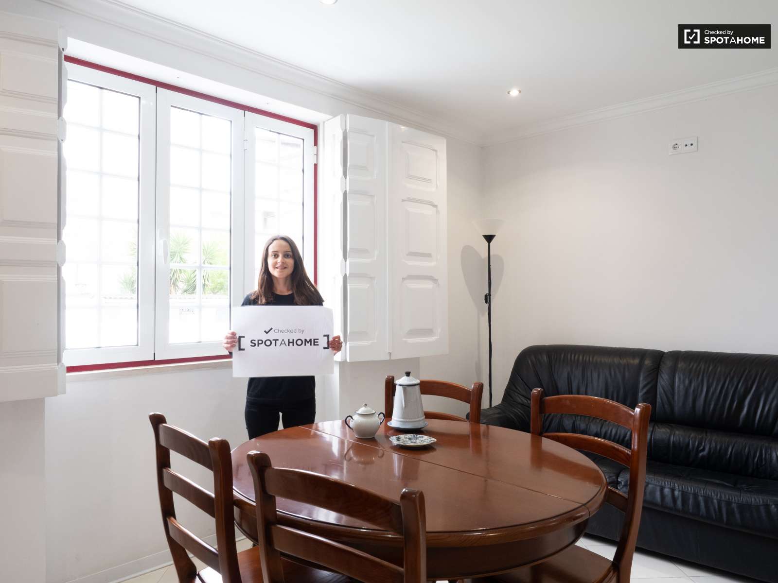 Double bed in Rooms to rent in spacious 6-bedroom house in Caparica, Lisbon