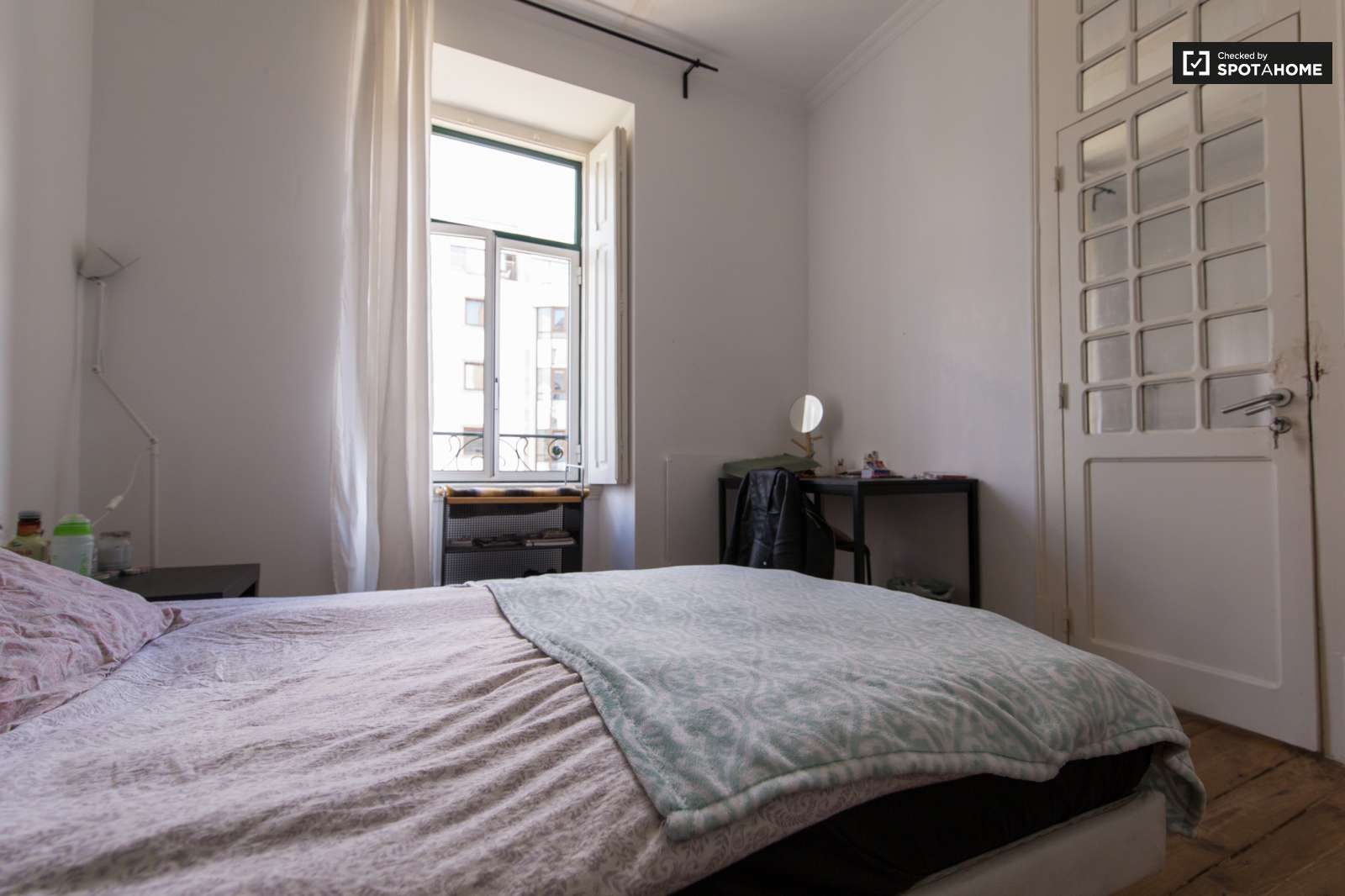 Double bed in Rooms for rent in modern 7-bedroom apartment in Avenidas Novas