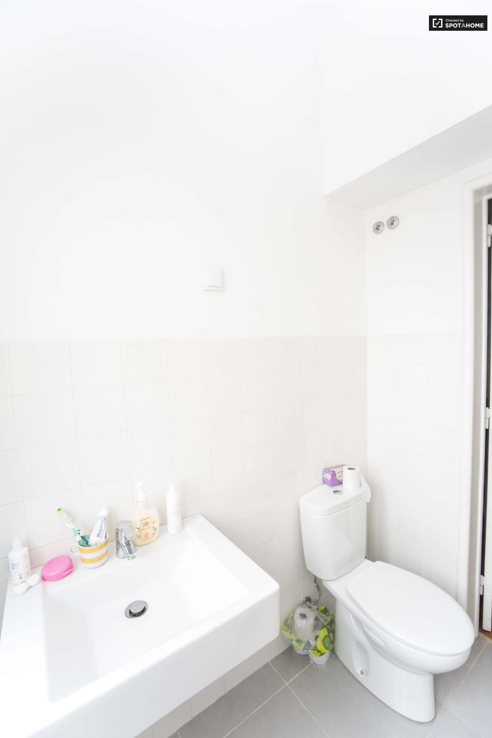 double room next LARANJEIRO METRO, ALMADA, LISBON