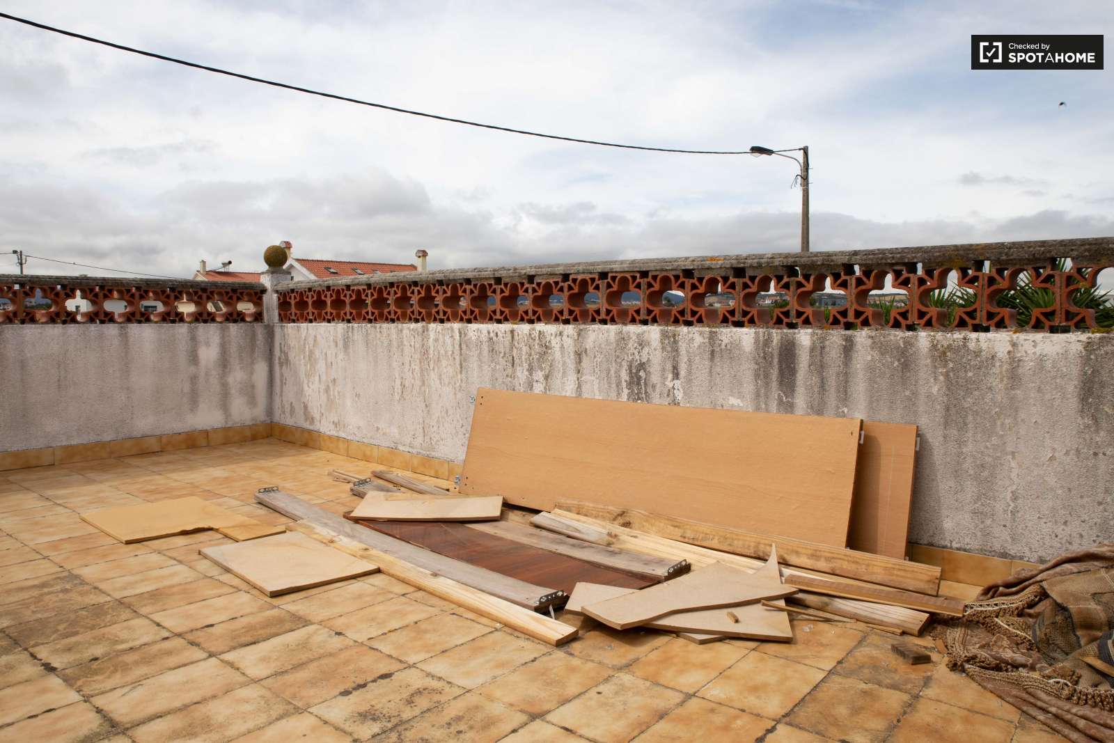 Double bed in Spacious rooms for rent in 5-bedroom house in Sao Domingos de Rana