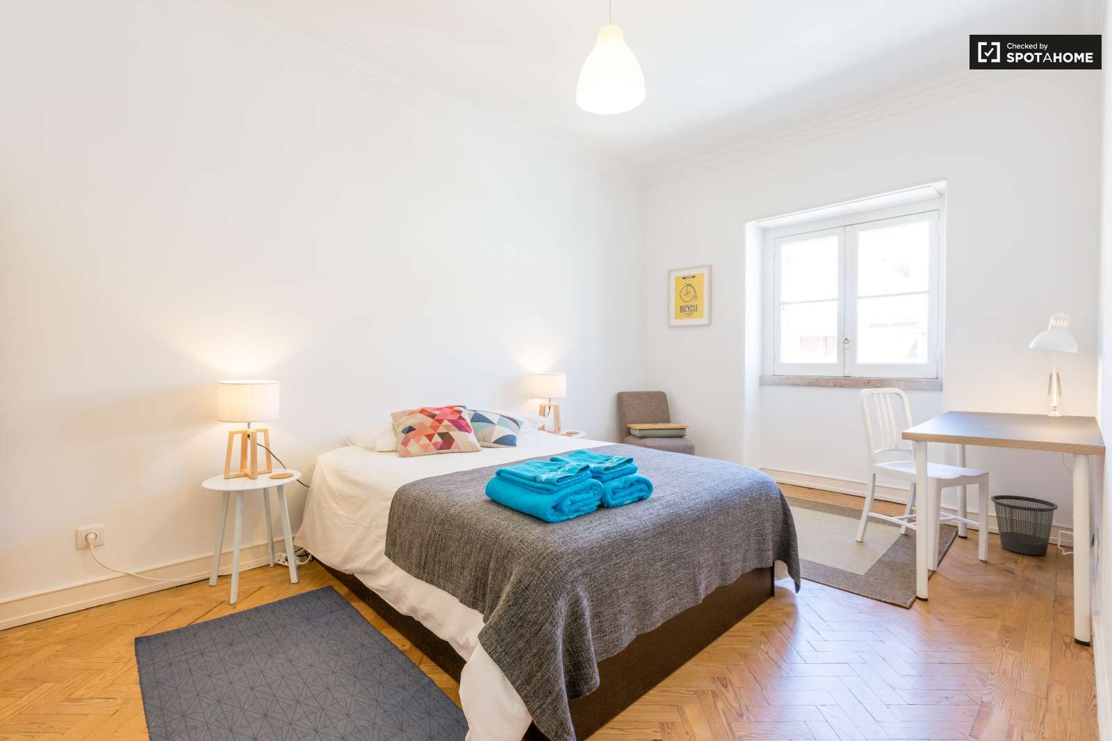 Quarto Sotão bonito para alugar em apartamento de 3 quartos no badalado Bairro Alto