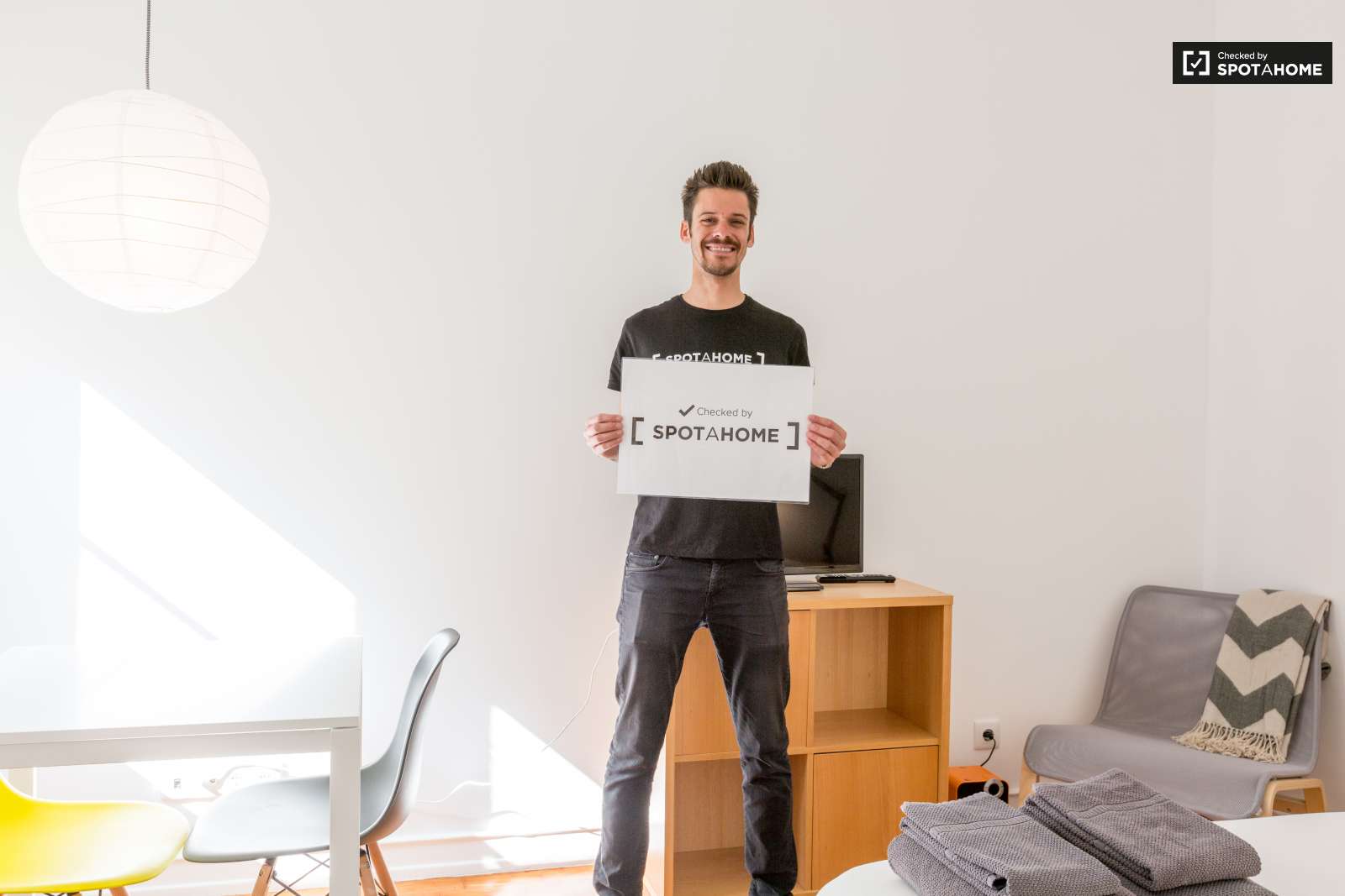 ROOM NEXT TO THE BEACH, CAPARICA, LISBON