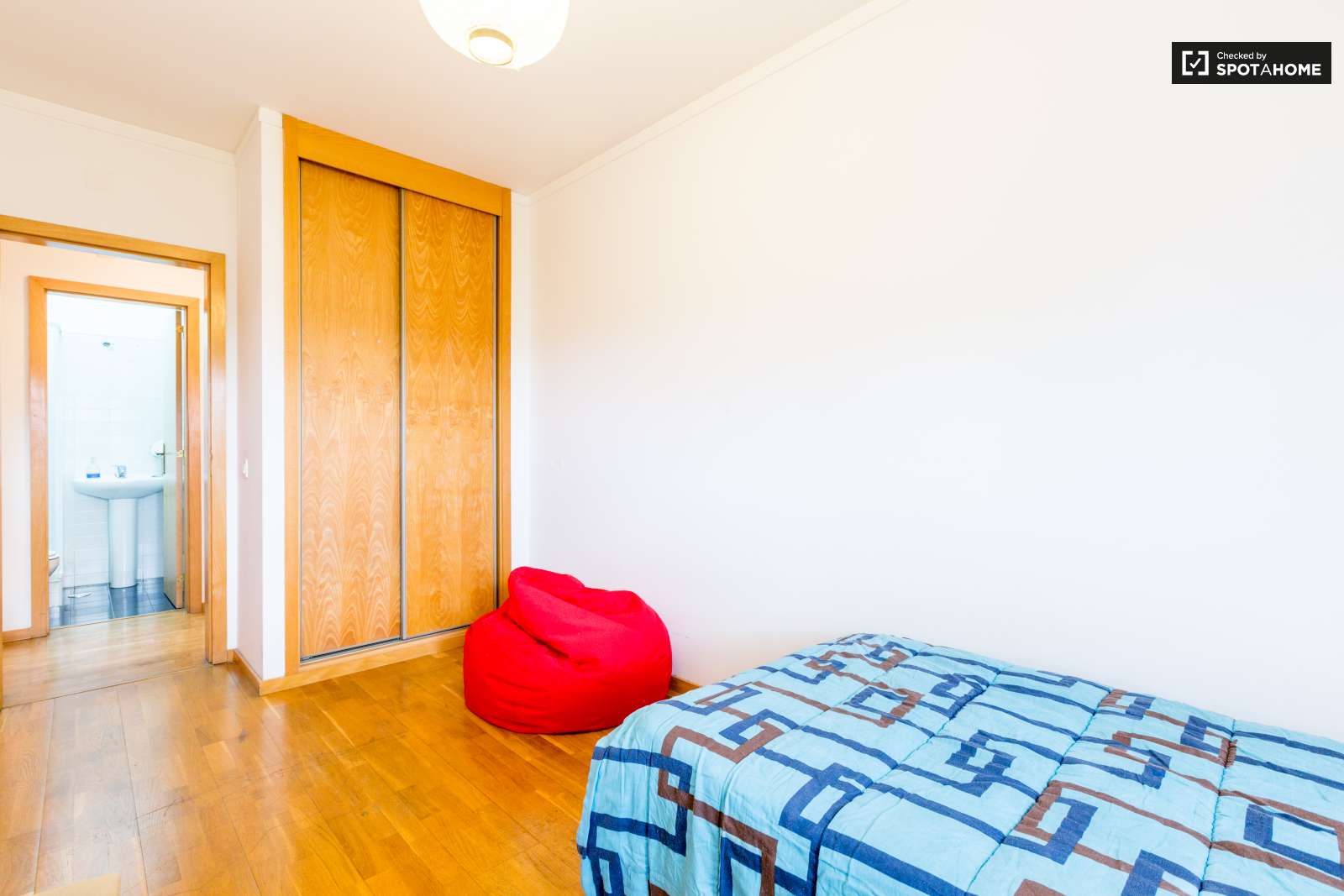 Single Bed in Rooms for rent in sunny 4-bedroom flat in Quinta dos Barros
