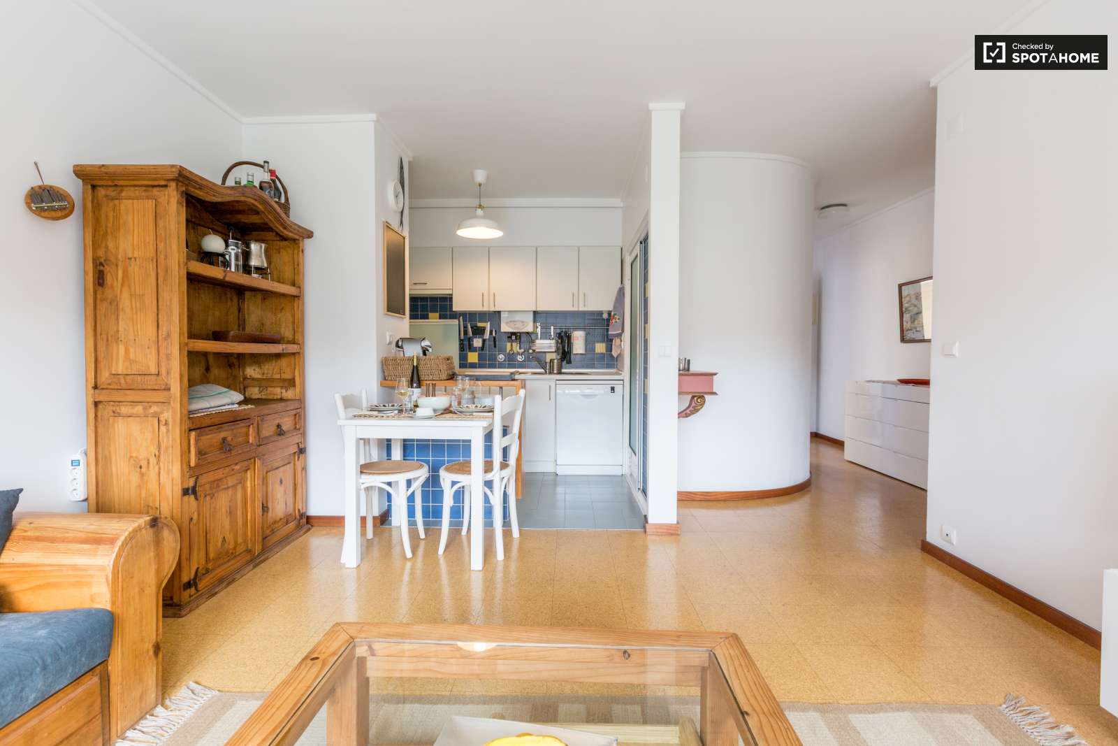 Delightful 1-bedroom apartment with parking garage for rent in Graça e São Vicente