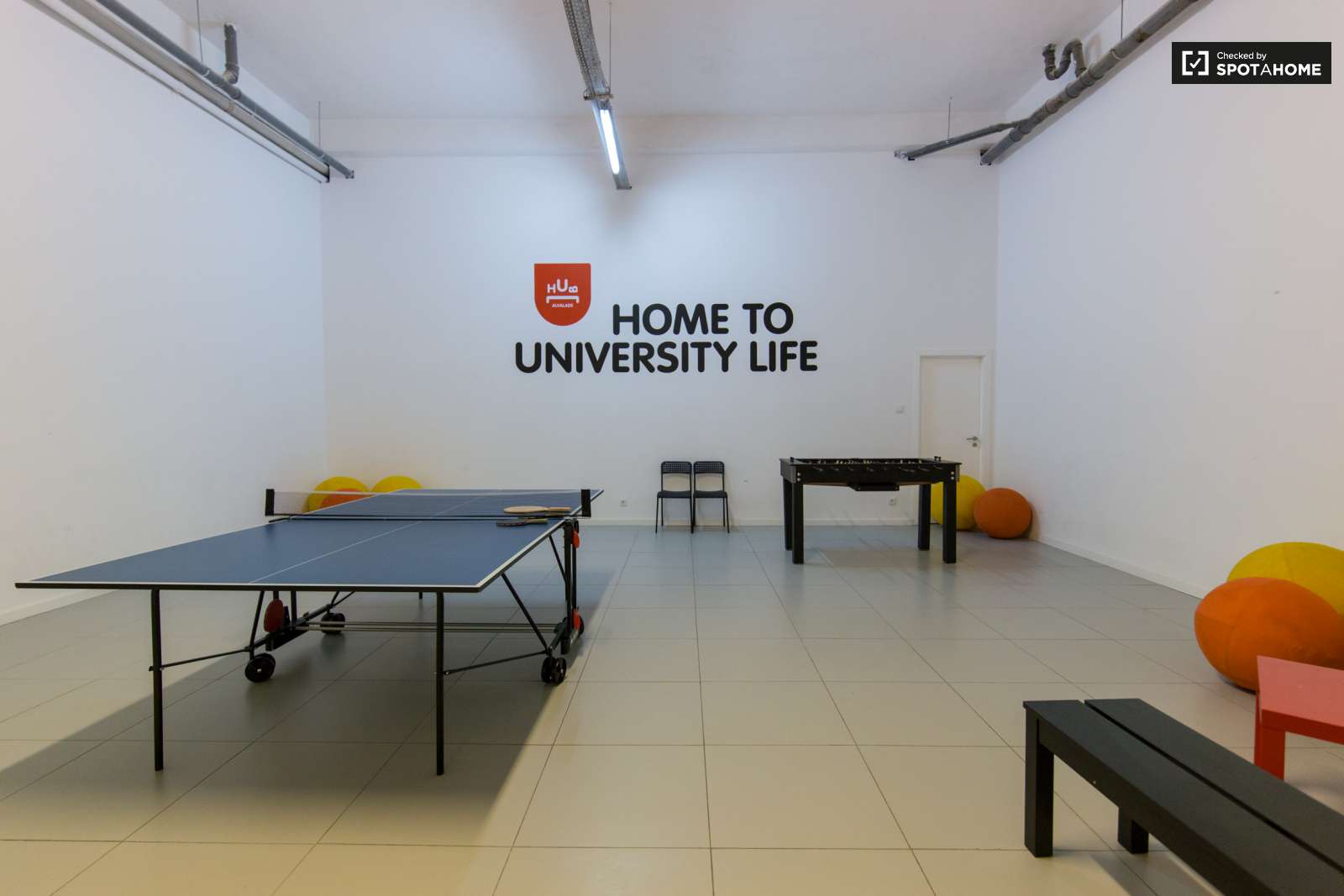 Double bed in En-suite rooms for rent in large residence in Alvalade