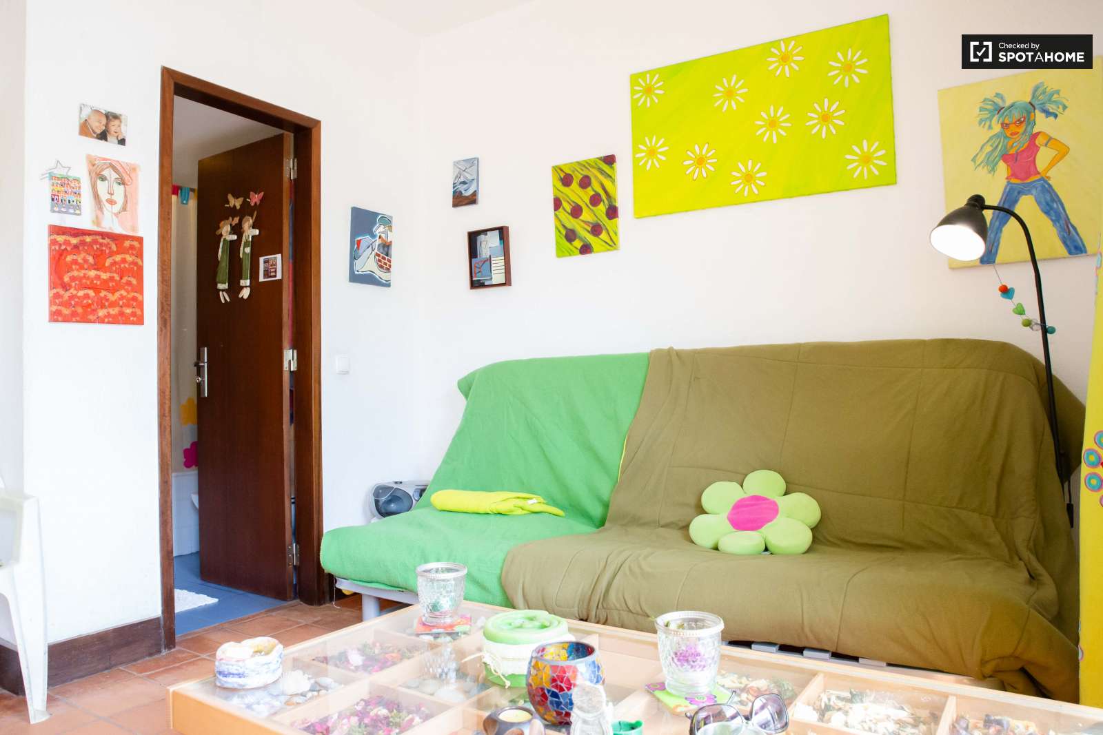 Colourful studio apartment for rent in Estoril