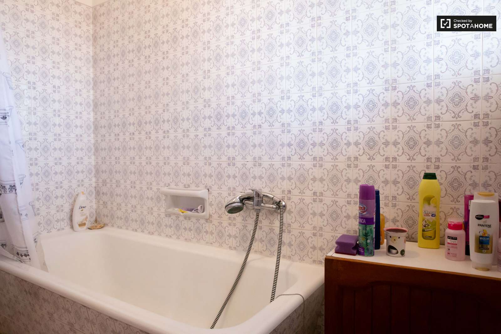 Double bed in Rooms for rent in charming 5-bedroom house in Estoril