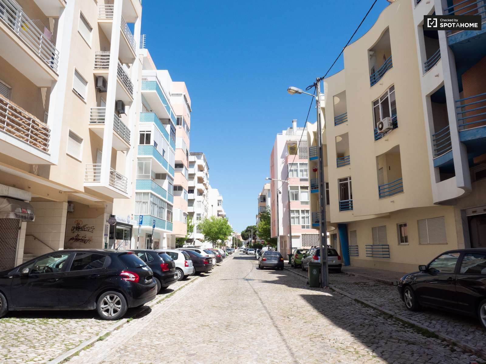 Single Bed in Sunny rooms for rent in flatshare near beach in Costa da Caparica