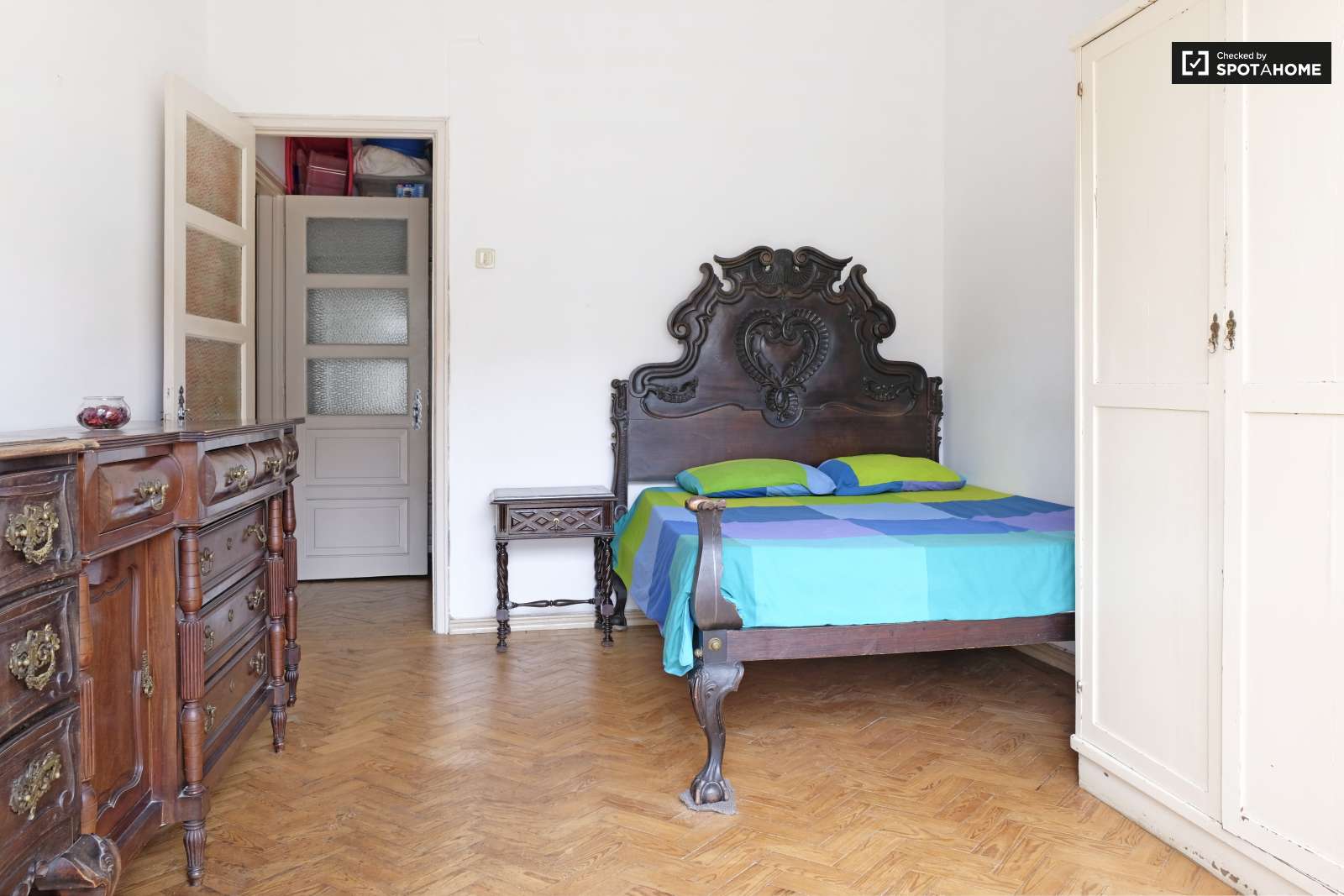 Double bed in Rooms for rent in sunny 4-bedroom apartment in Penha de França